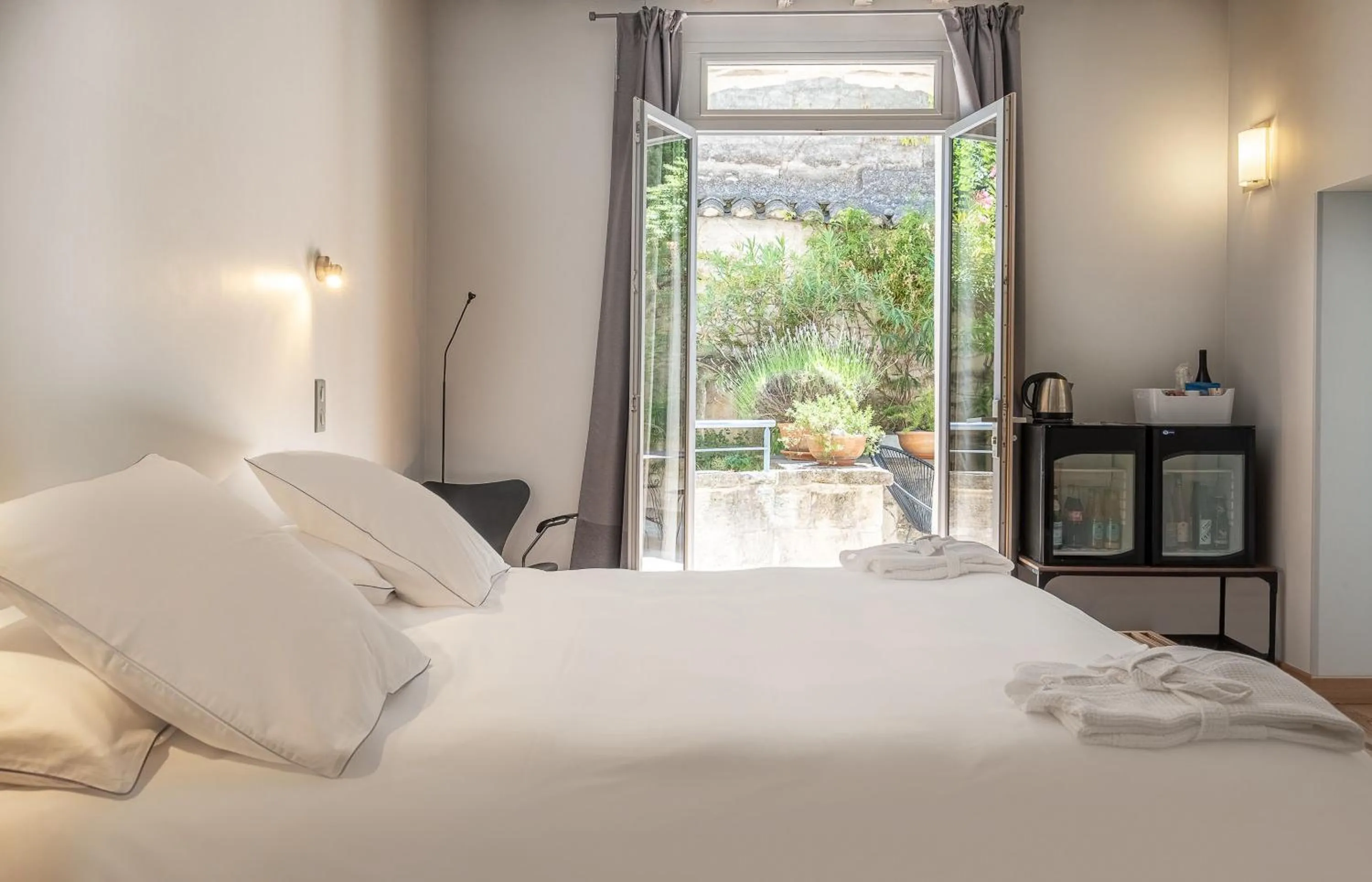 Patio, Bed in Boutique Hôtel Entraigues