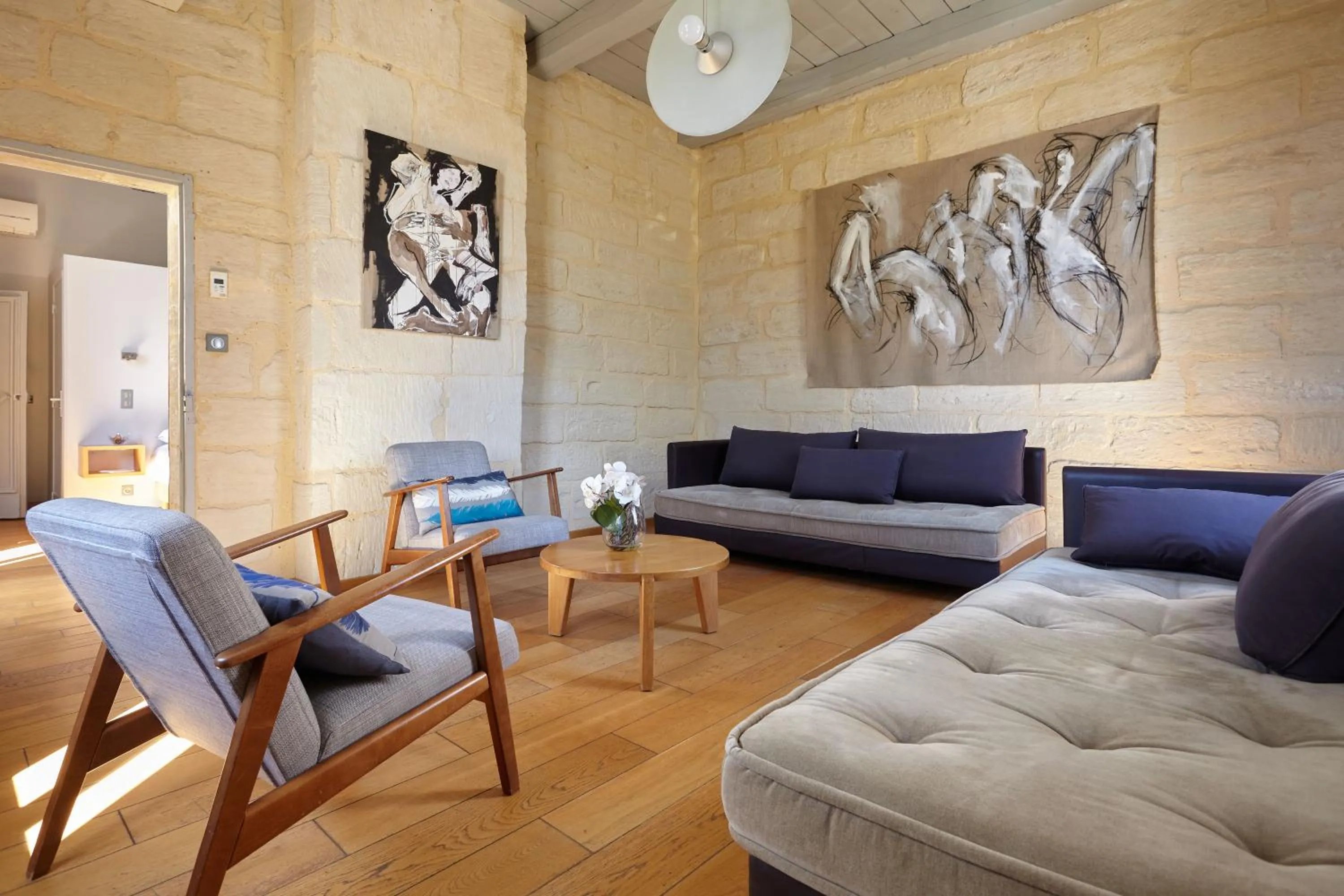 Communal lounge/ TV room in Boutique Hôtel Entraigues