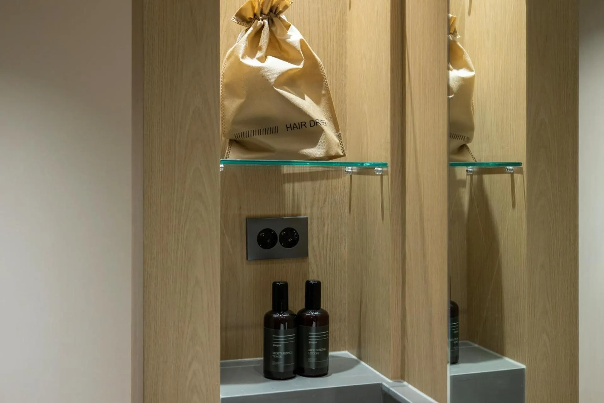 wardrobe in Sowon Ryokan and Hotel by Aank Sangbong