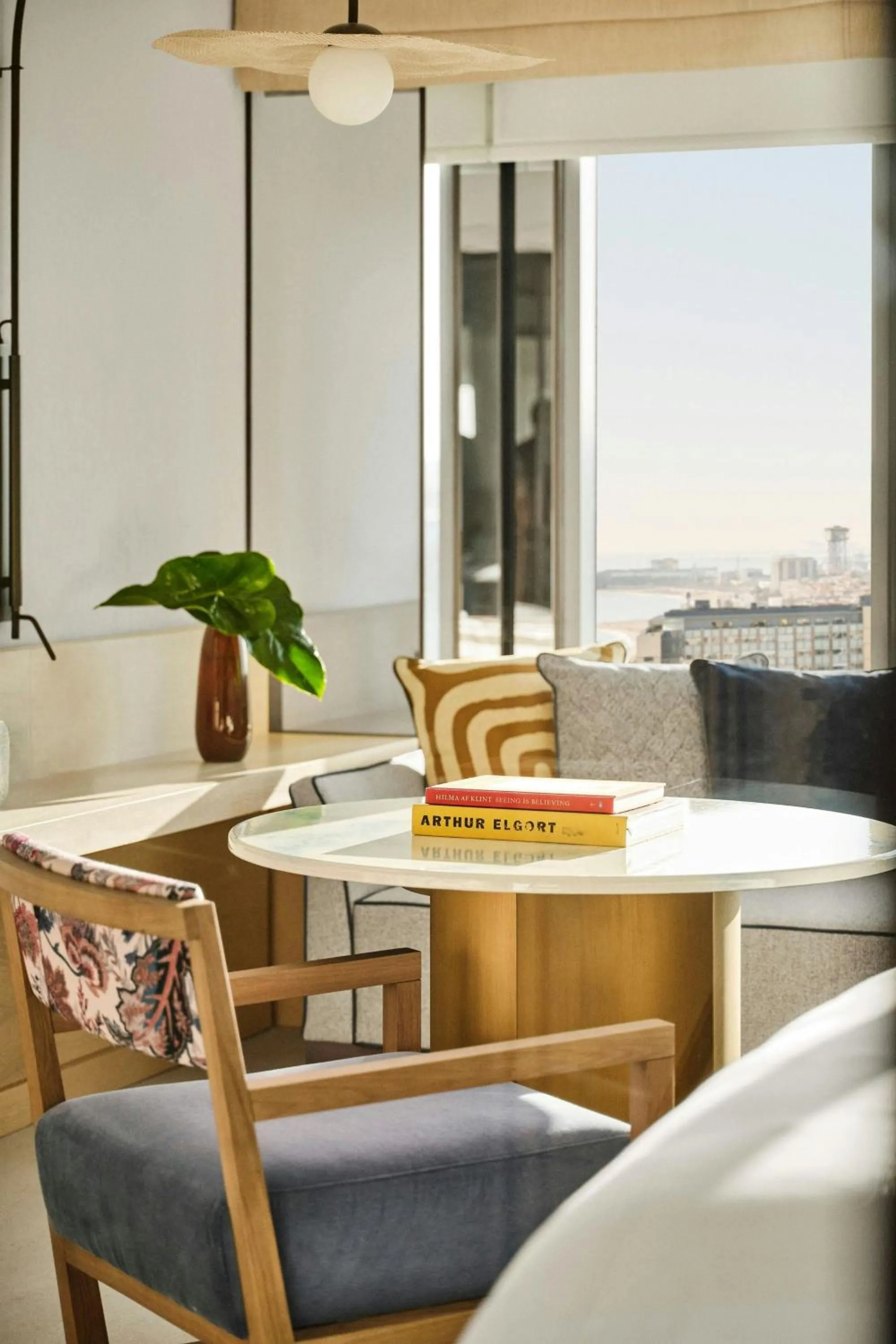 Photo of the whole room in Hotel Arts Barcelona