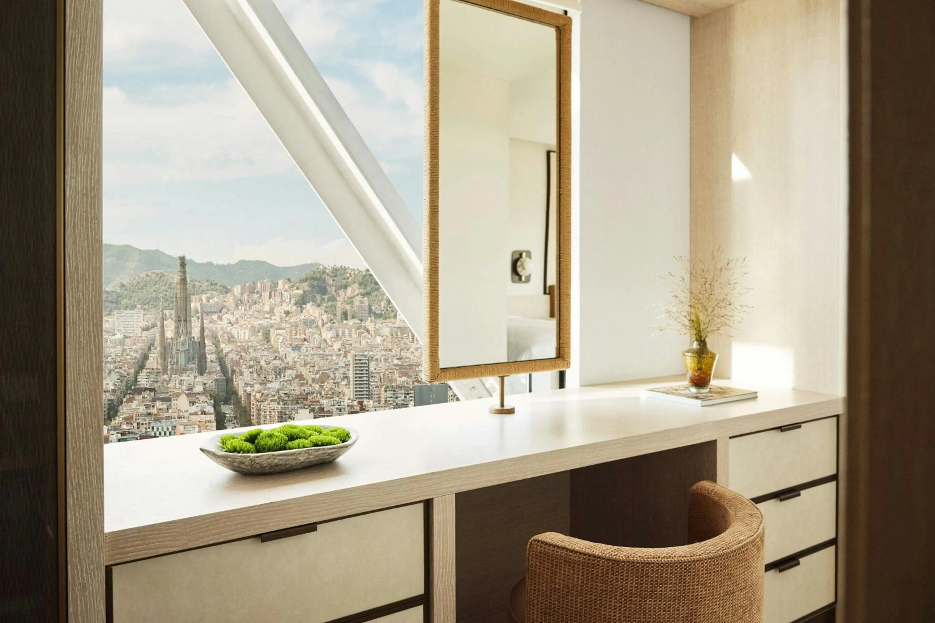 Photo of the whole room in Hotel Arts Barcelona