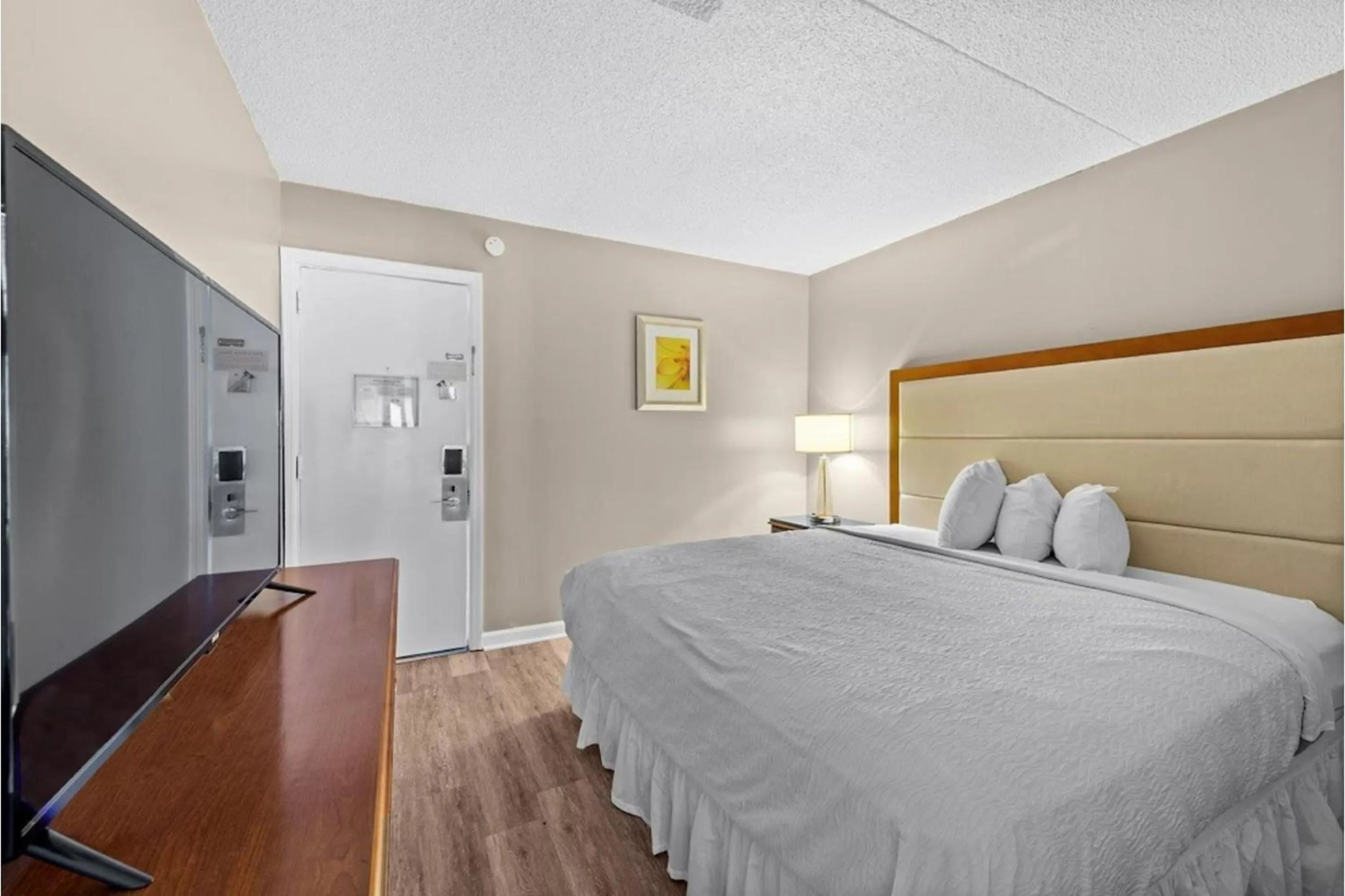 Bedroom, Bed in Capital O Sunset Waves Hotel Myrtle Beach Oceanfront