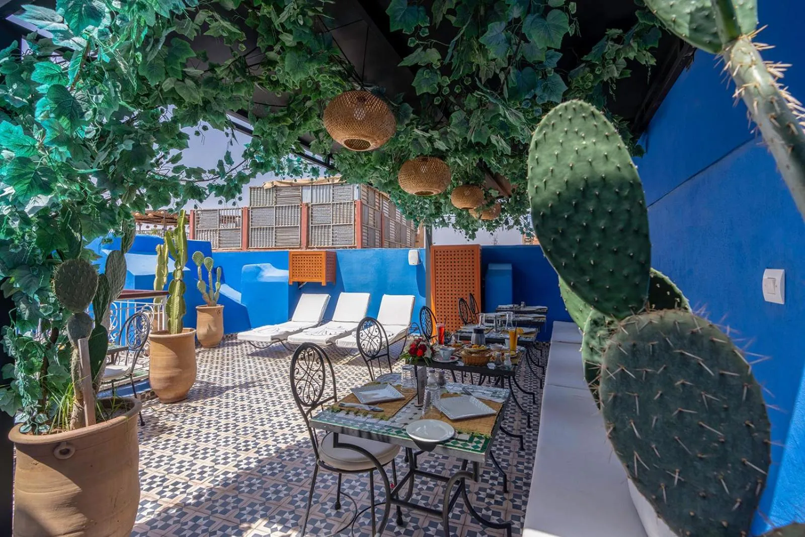 Restaurant/places to eat in Riad Jowara