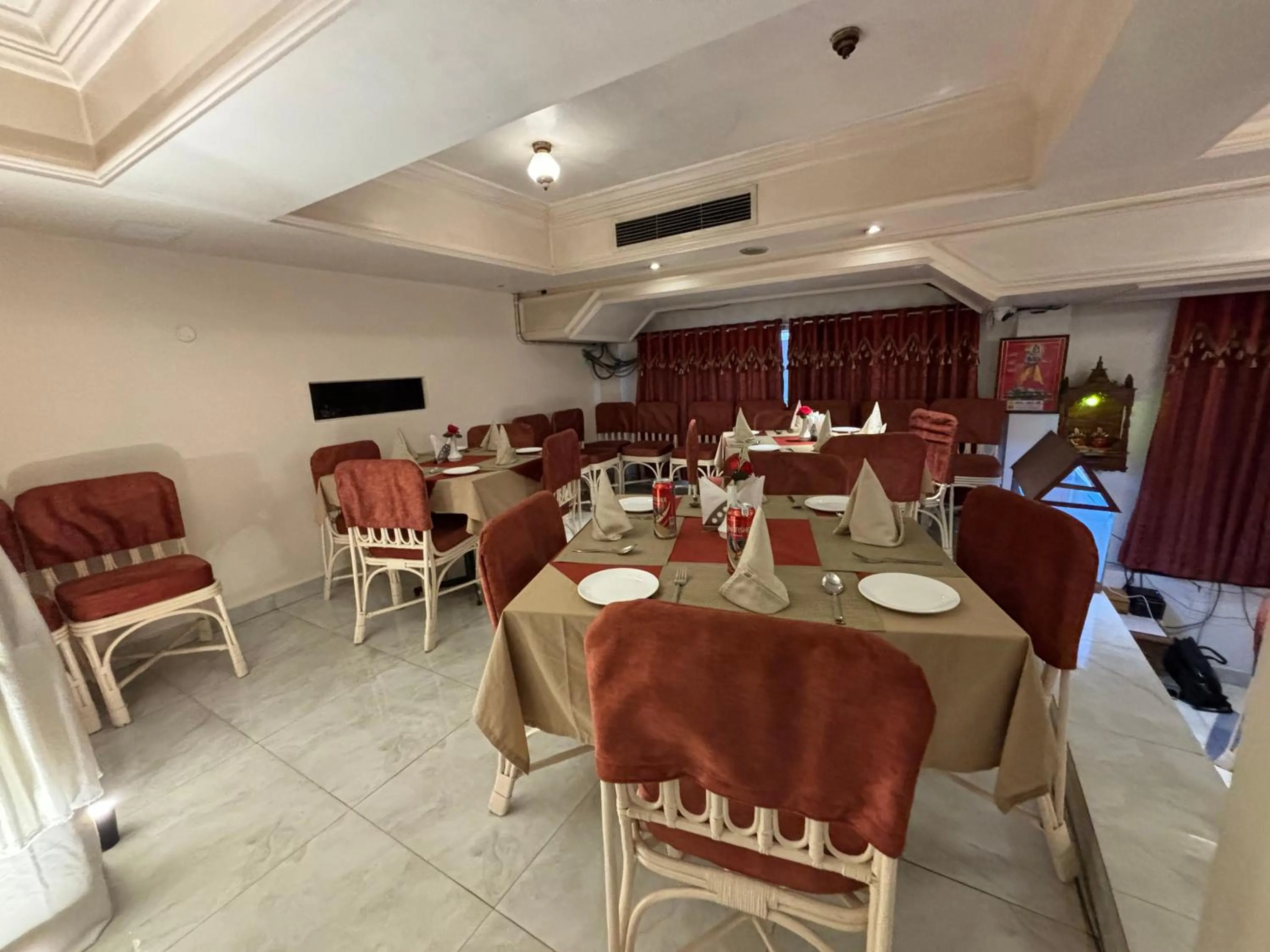 Restaurant/places to eat in Hotel Pradeep