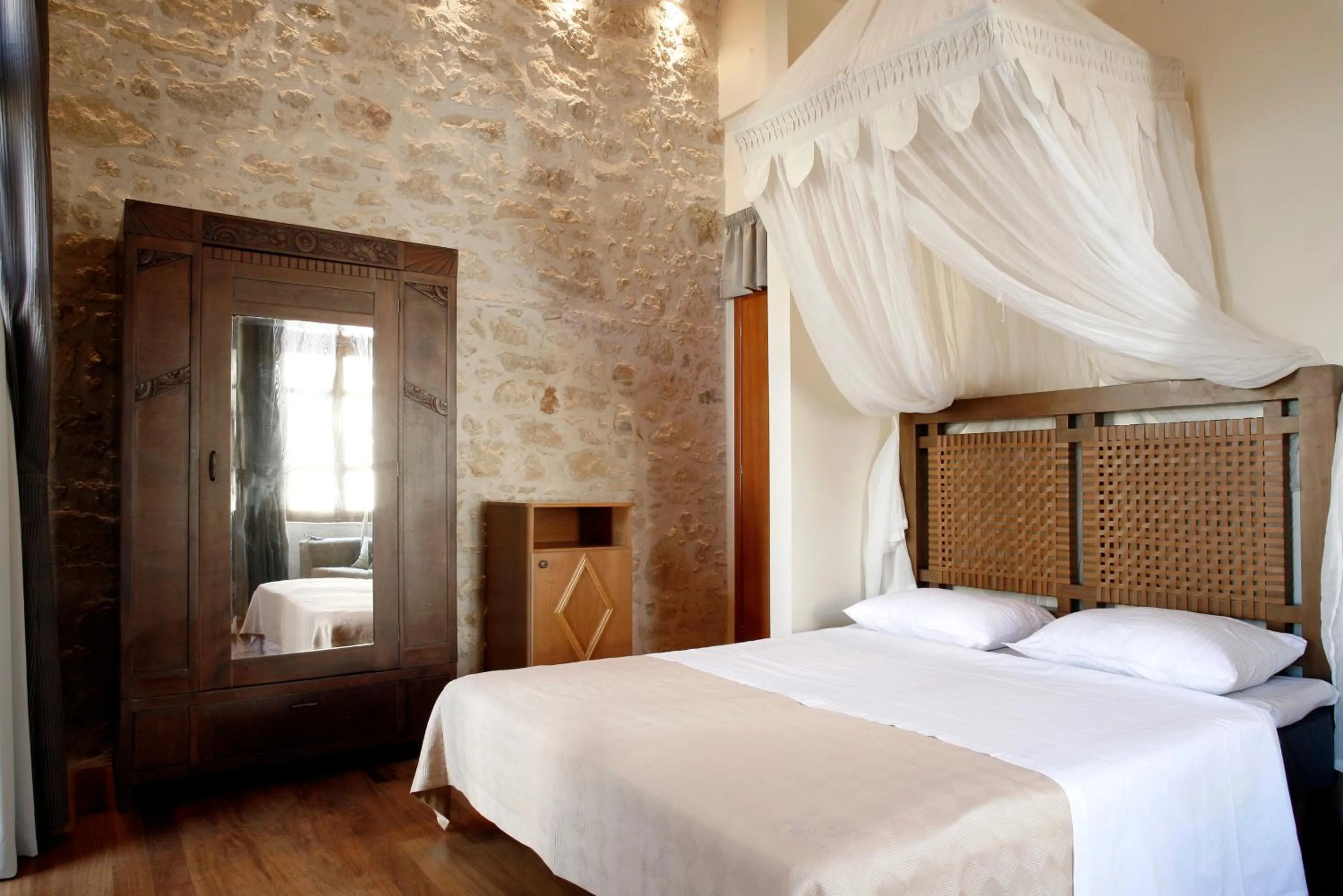 Bedroom, Bed in Leo Hotel