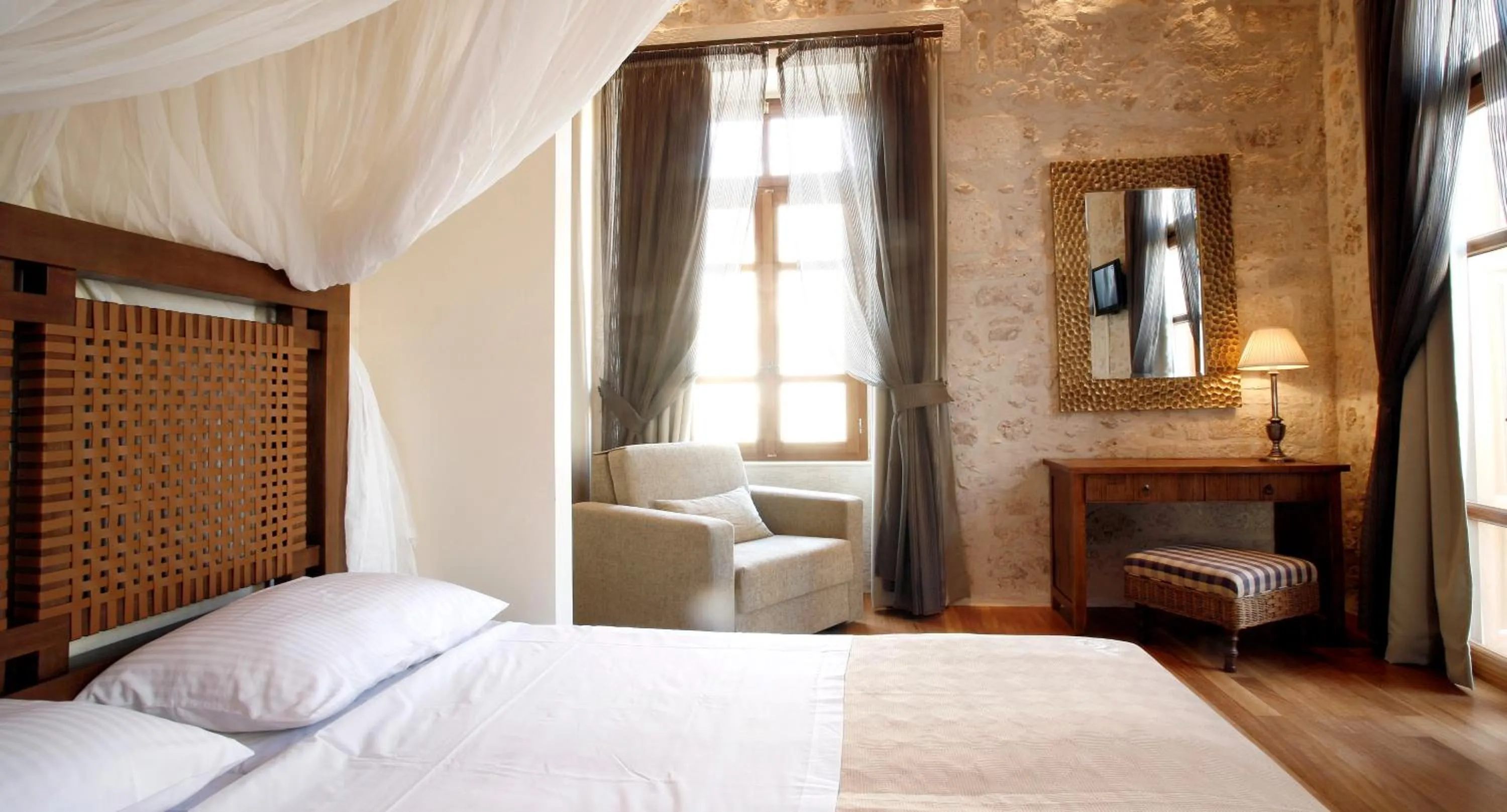 Bedroom, Bed in Leo Hotel