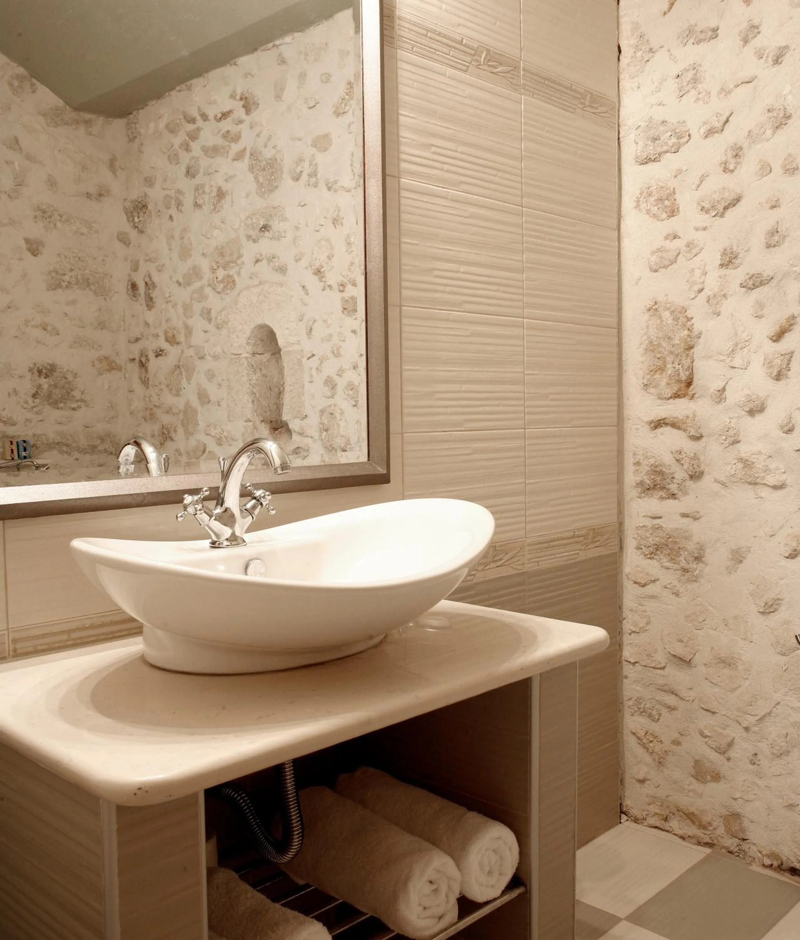 Bathroom in Leo Hotel