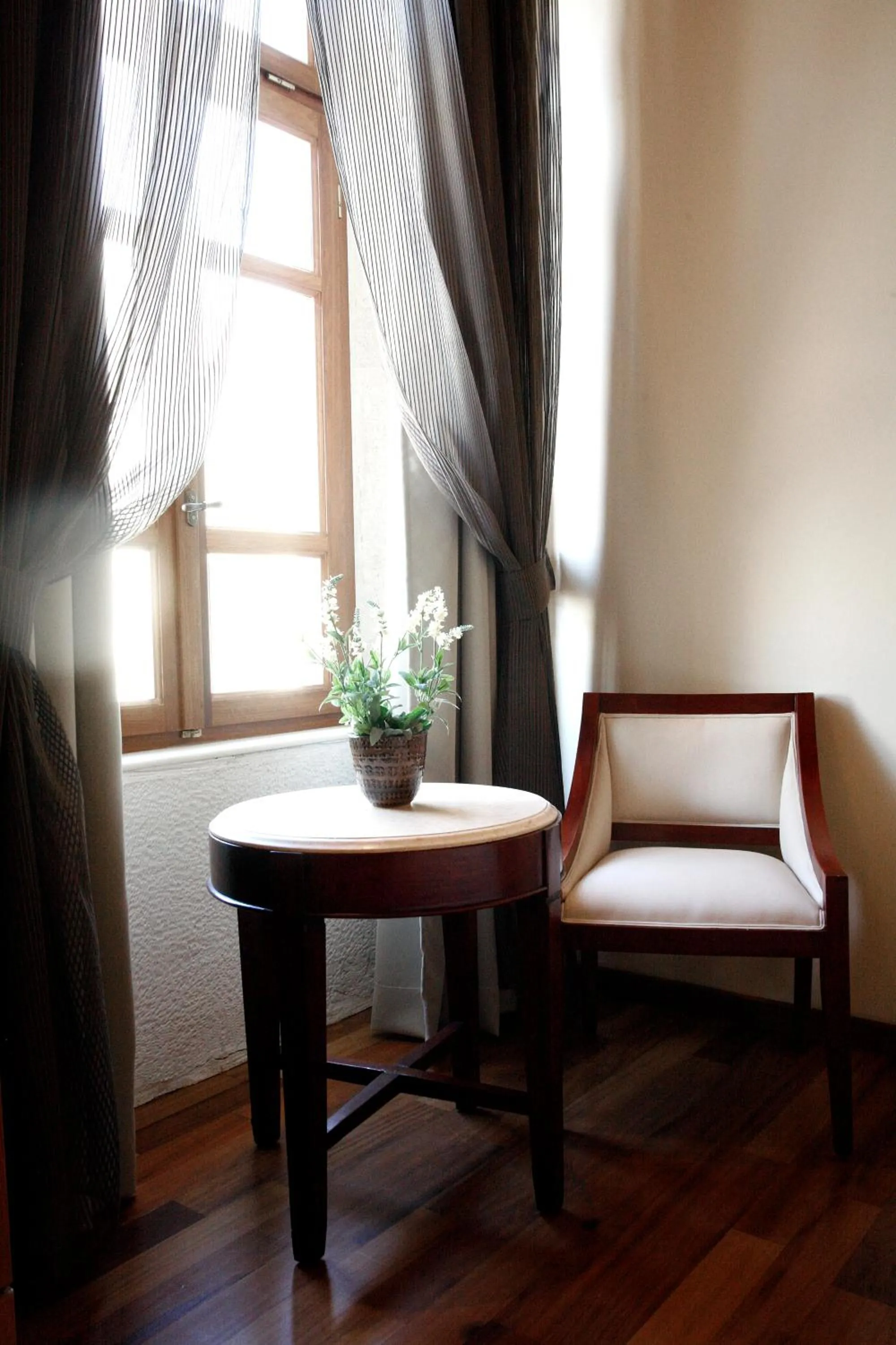 Bedroom in Leo Hotel