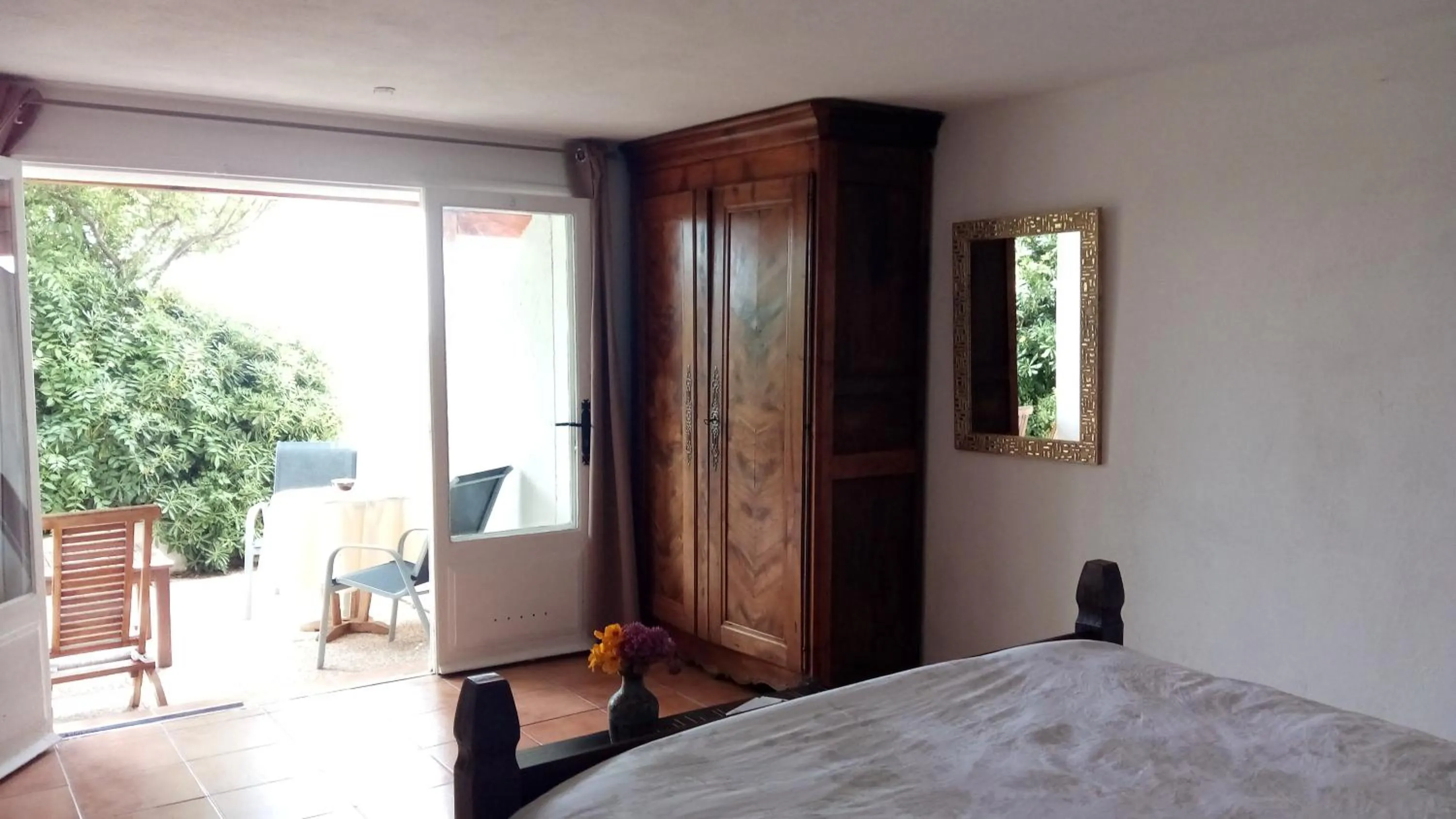 Photo of the whole room, Bed in La Coccinelle