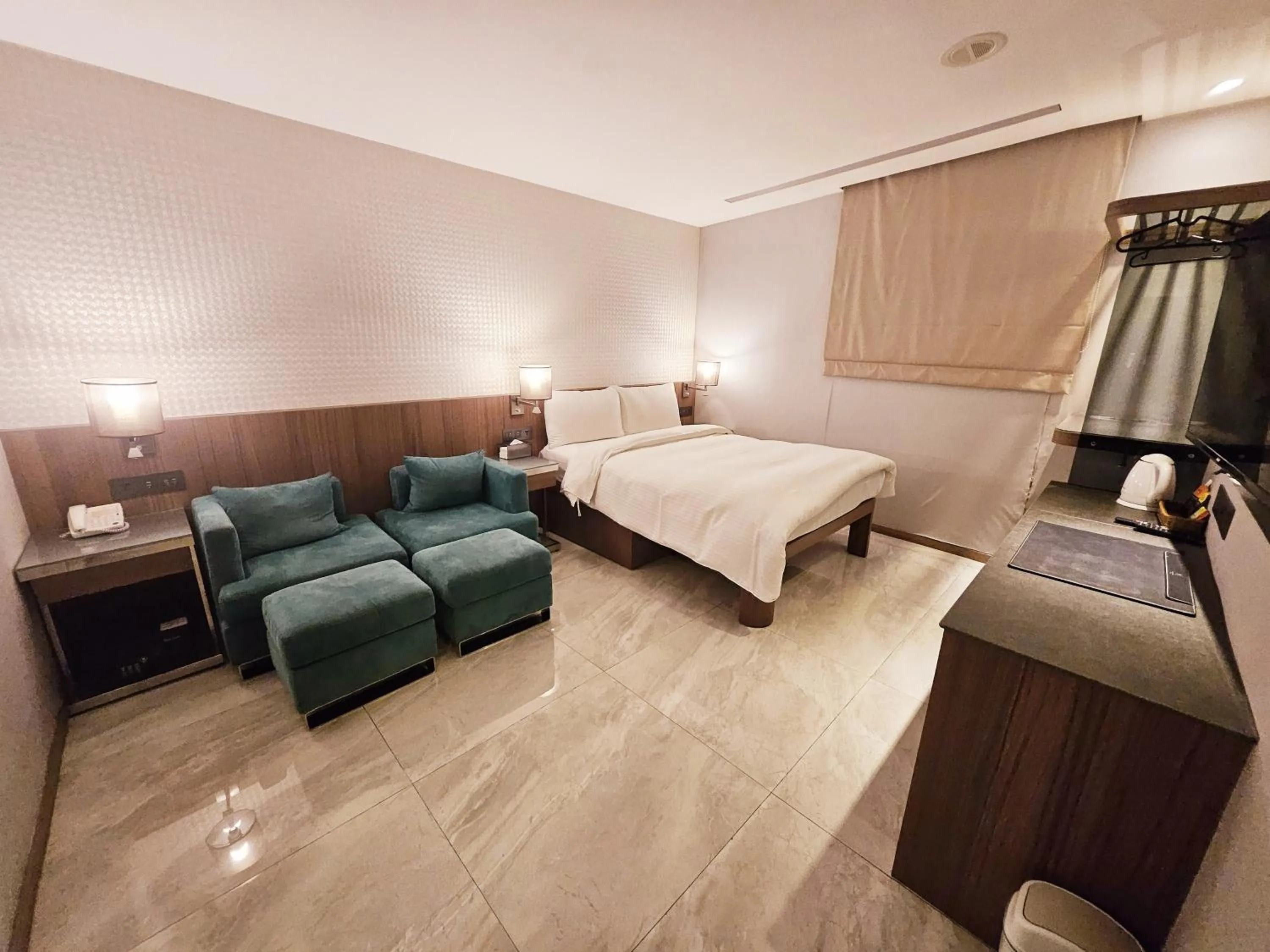 Photo of the whole room, Bed in Beauty Hotels Taipei - B7 Journey