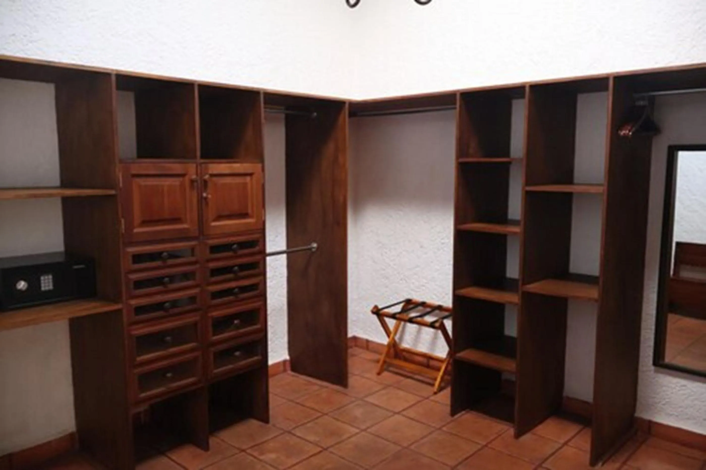 wardrobe in Avicena Hotel Boutique