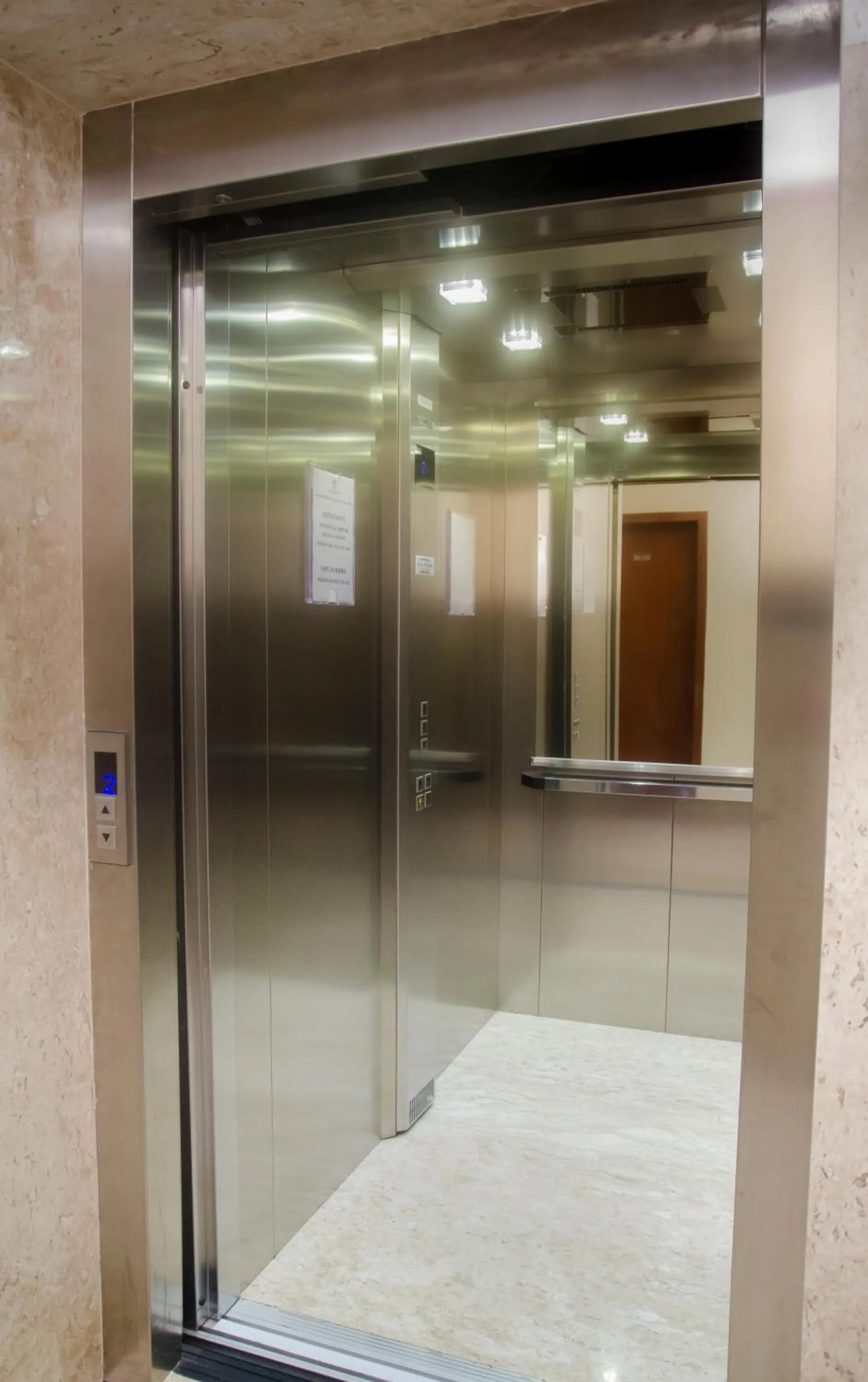elevator in Marechal Plaza Hotel