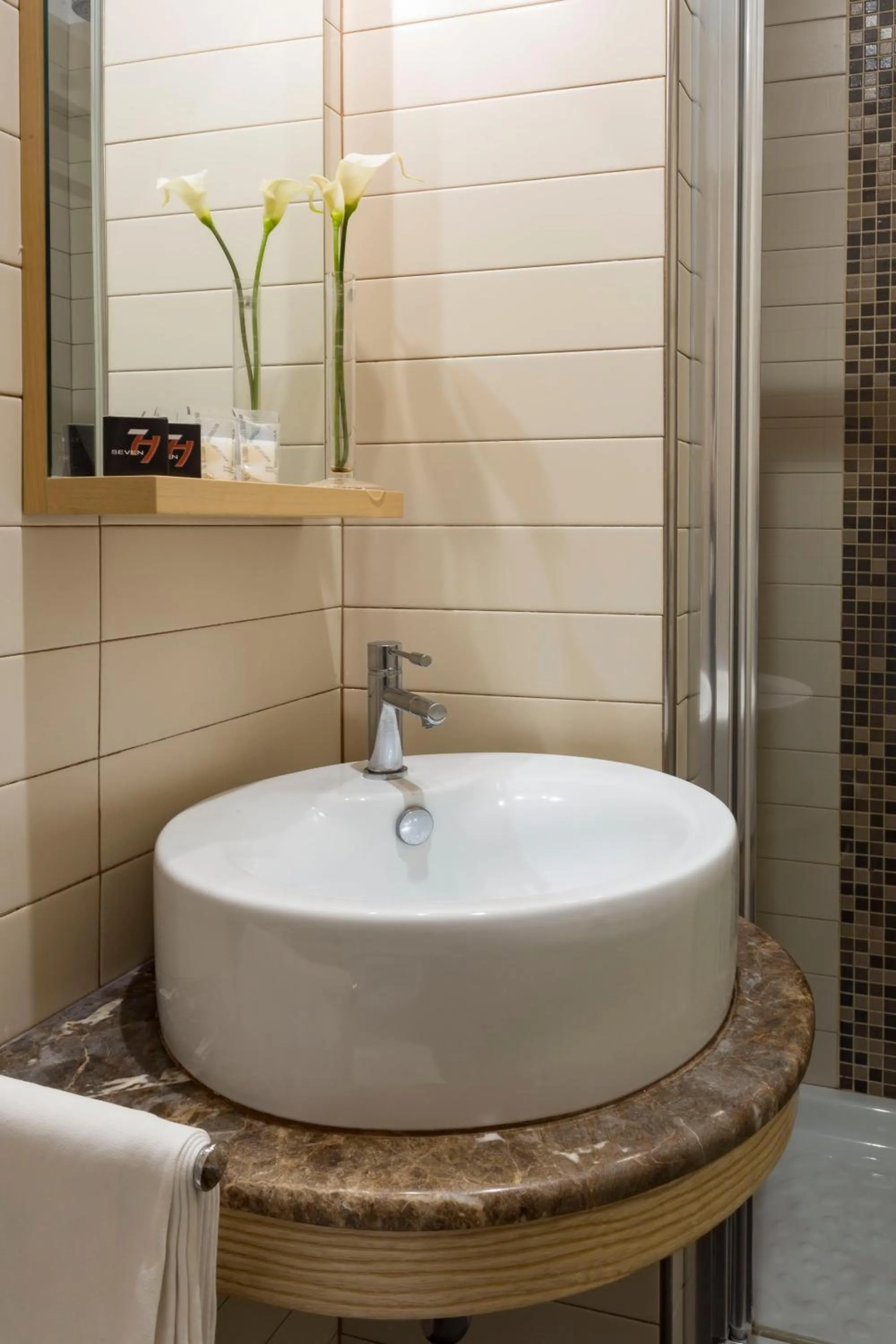 Bathroom in Seven Hostel & Rooms