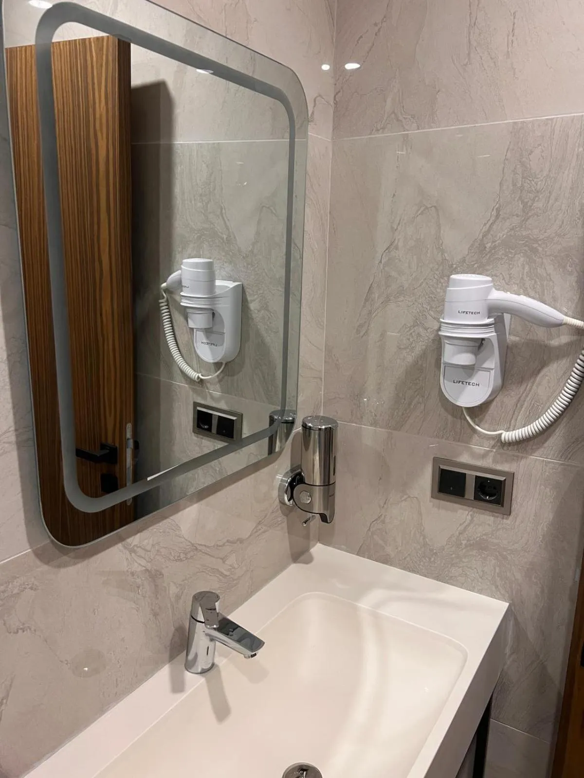 Shower in Gnc Airport Hotel