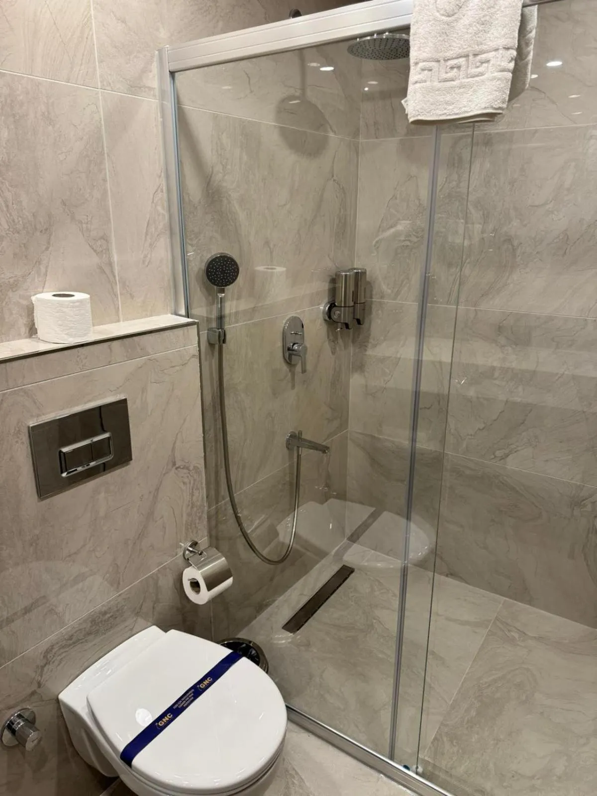 Shower in Gnc Airport Hotel