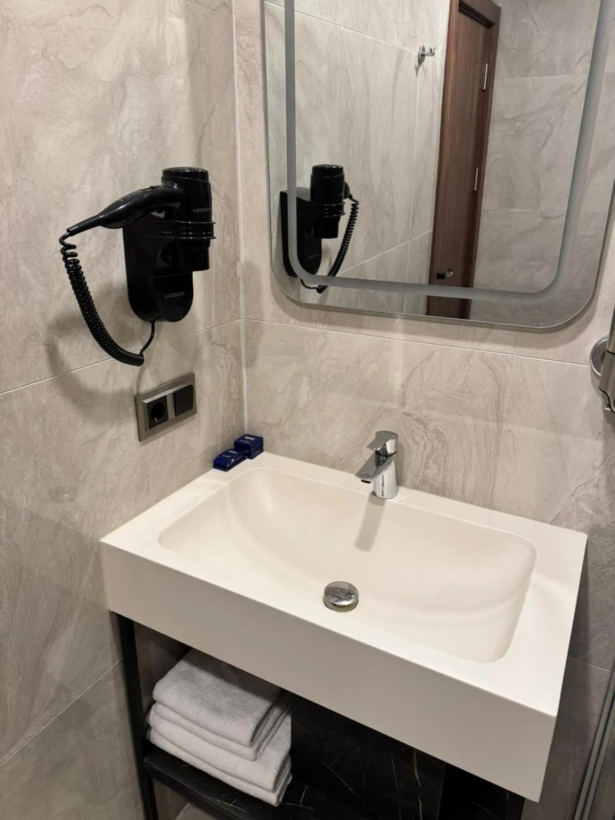 Shower in Gnc Airport Hotel