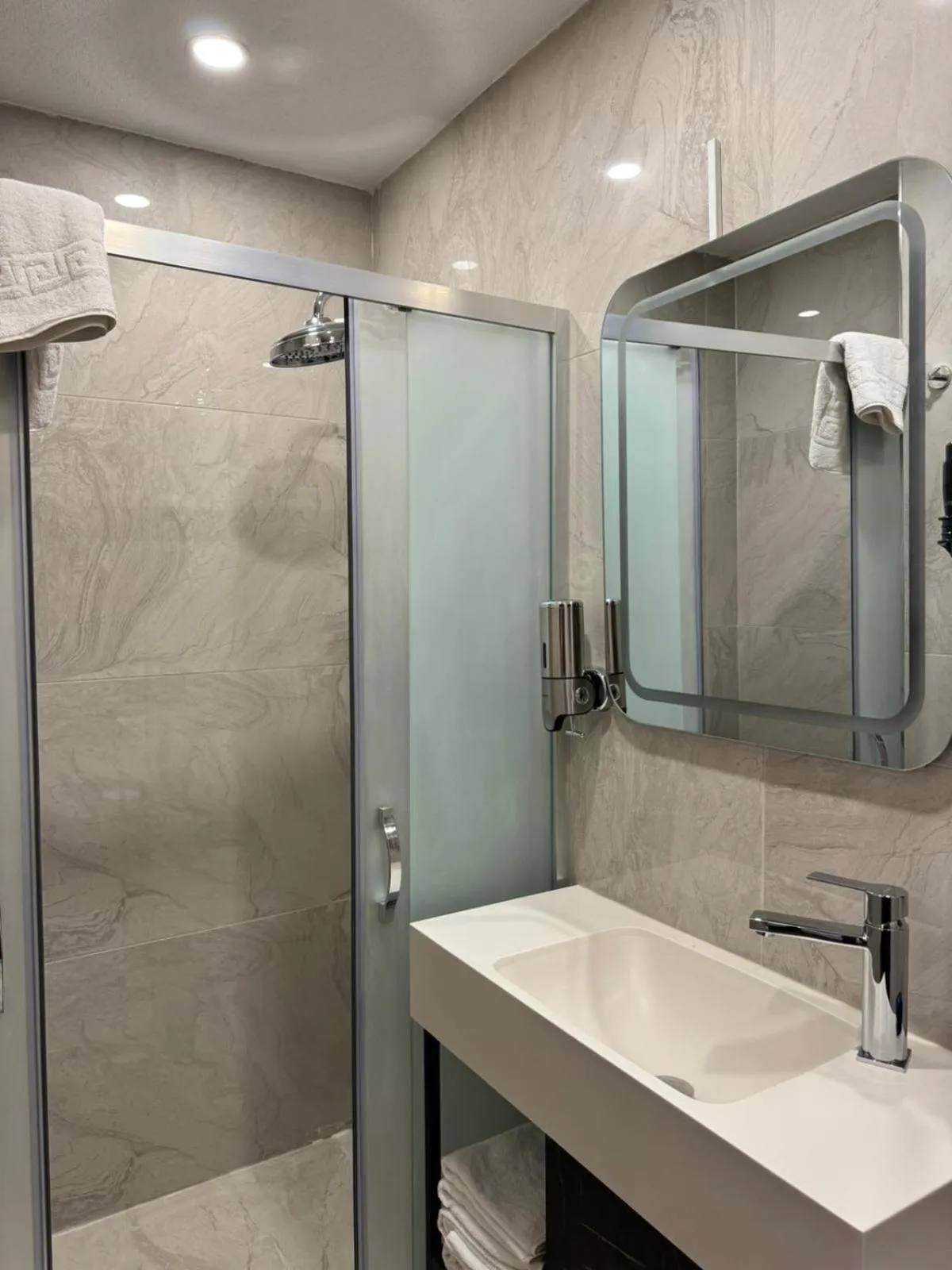 Shower in Gnc Airport Hotel