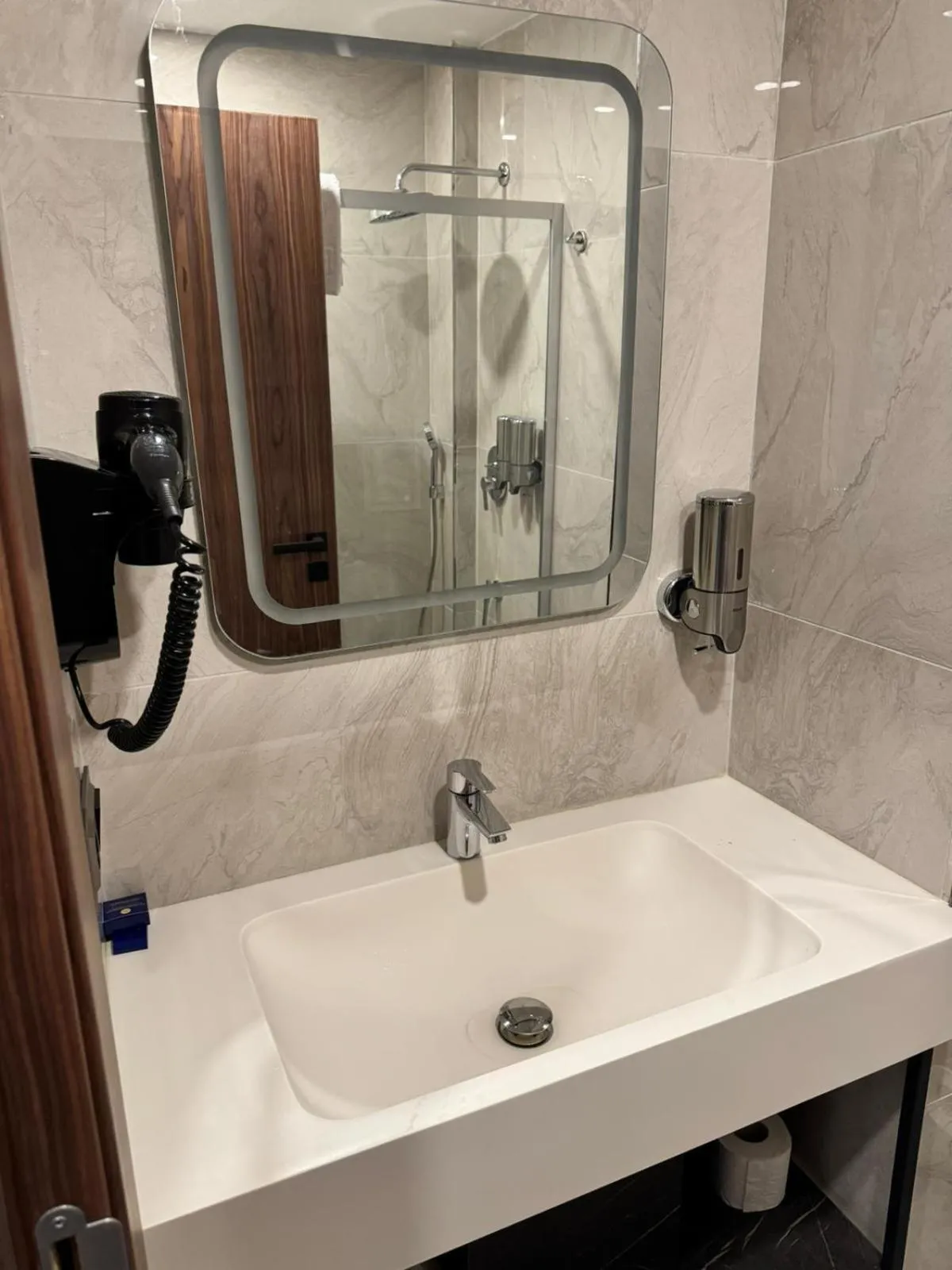 Shower in Gnc Airport Hotel