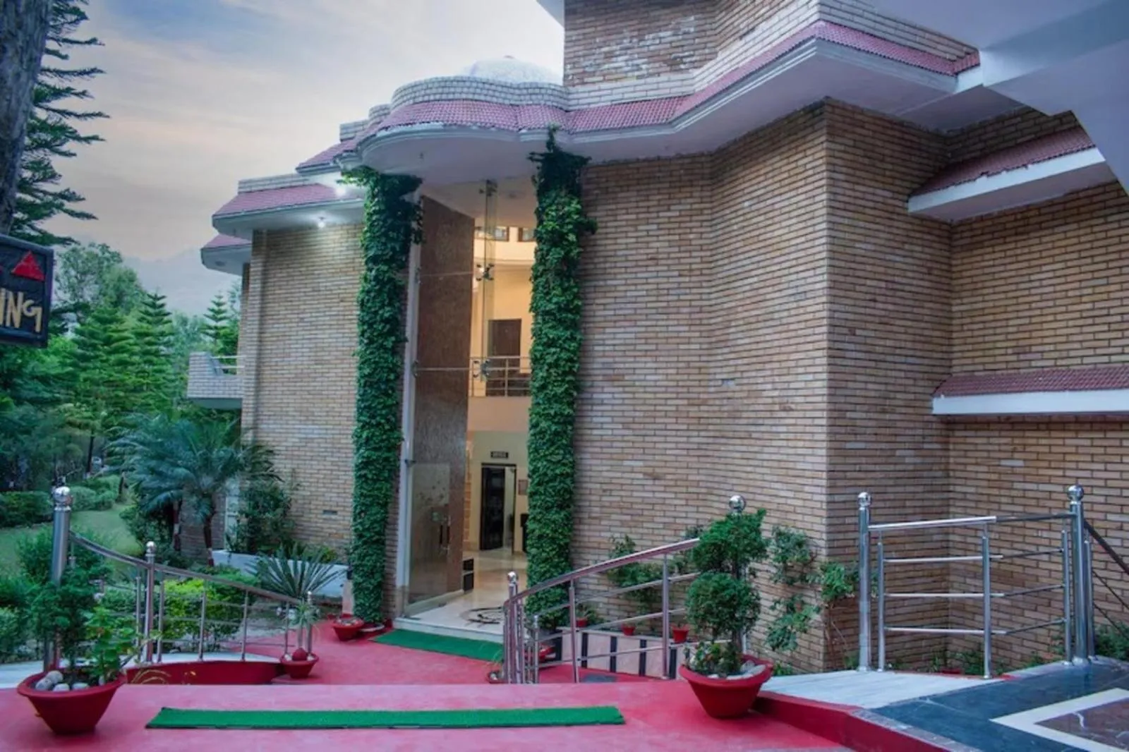 Property building in Hotel Vaapi Comfort inn