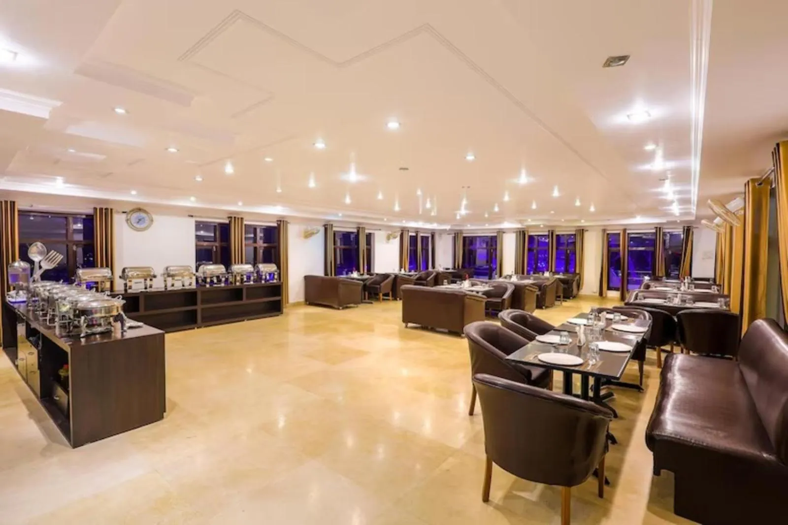 Restaurant/places to eat in Hotel Vaapi Comfort inn