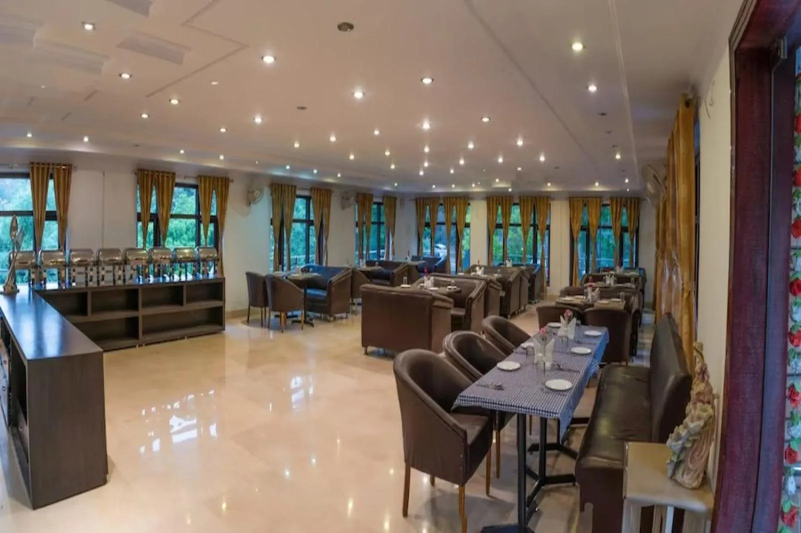 Restaurant/places to eat in Hotel Vaapi Comfort inn