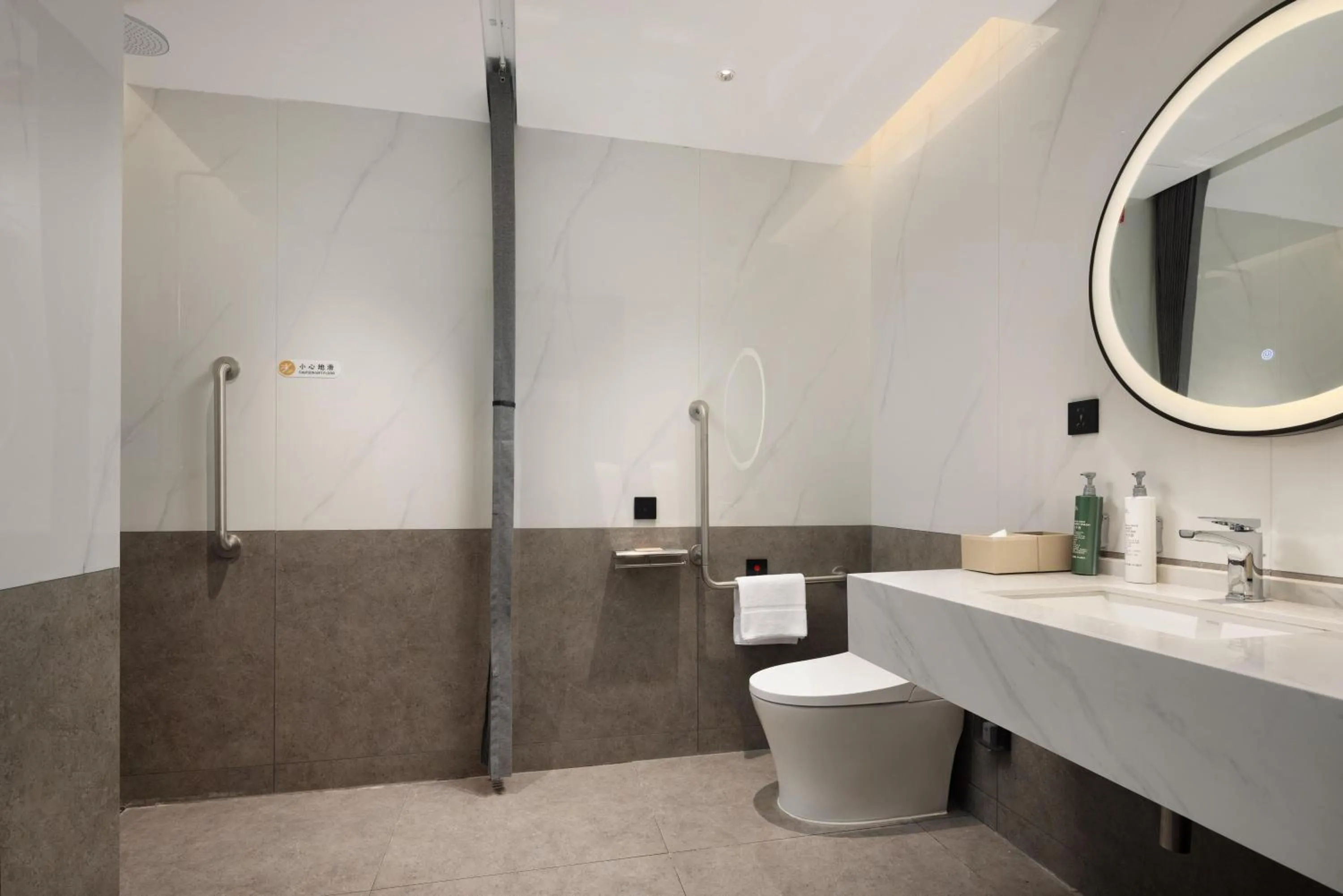 Bathroom in Hilton Garden Inn Hangzhou Grand Canal