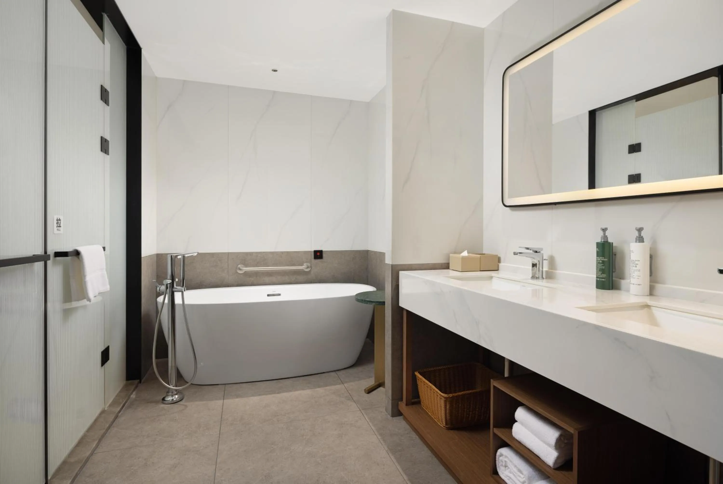 Bathroom in Hilton Garden Inn Hangzhou Grand Canal