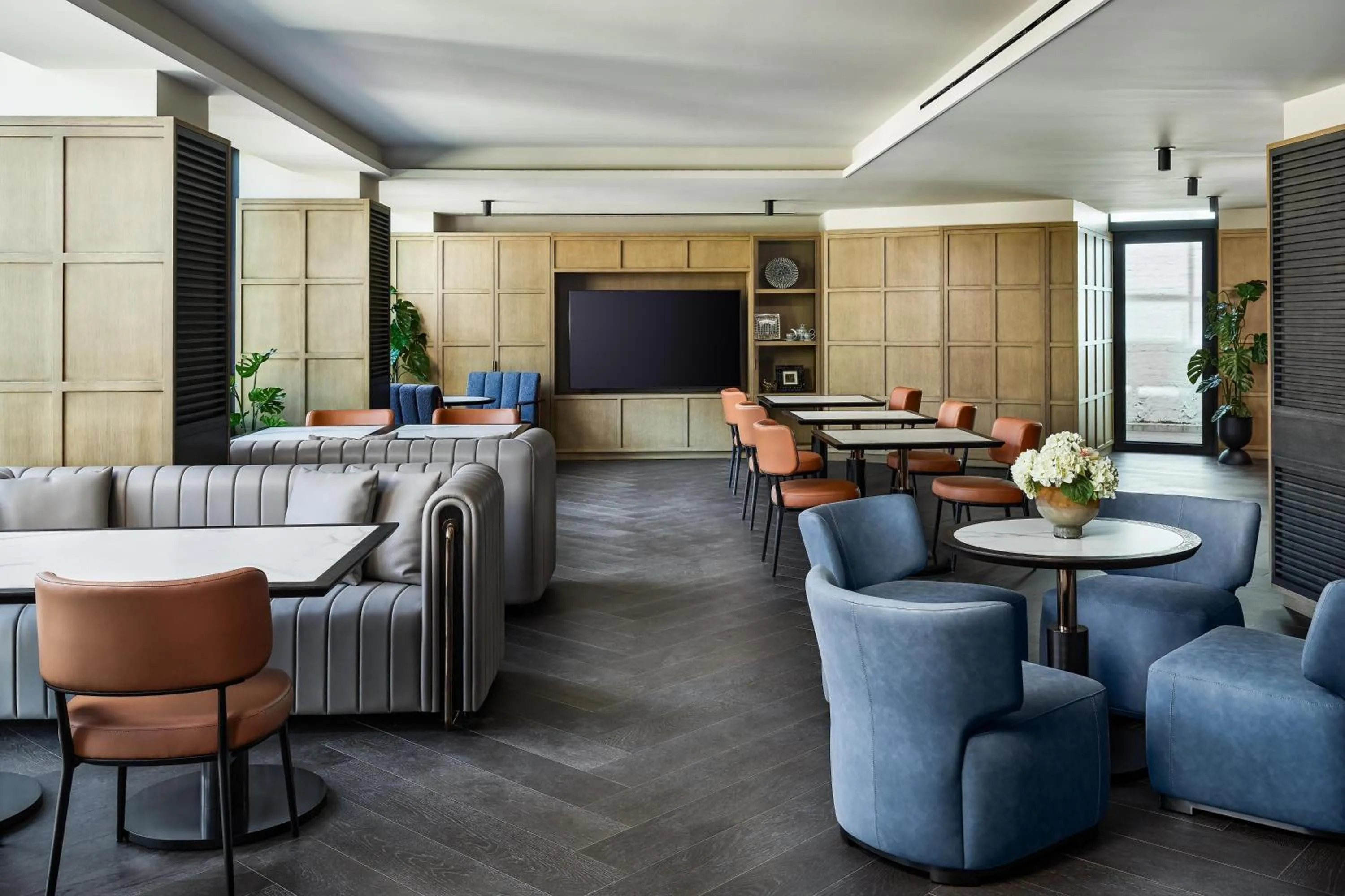 Communal lounge/ TV room in The George Manhattan, Tapestry Collection By Hilton