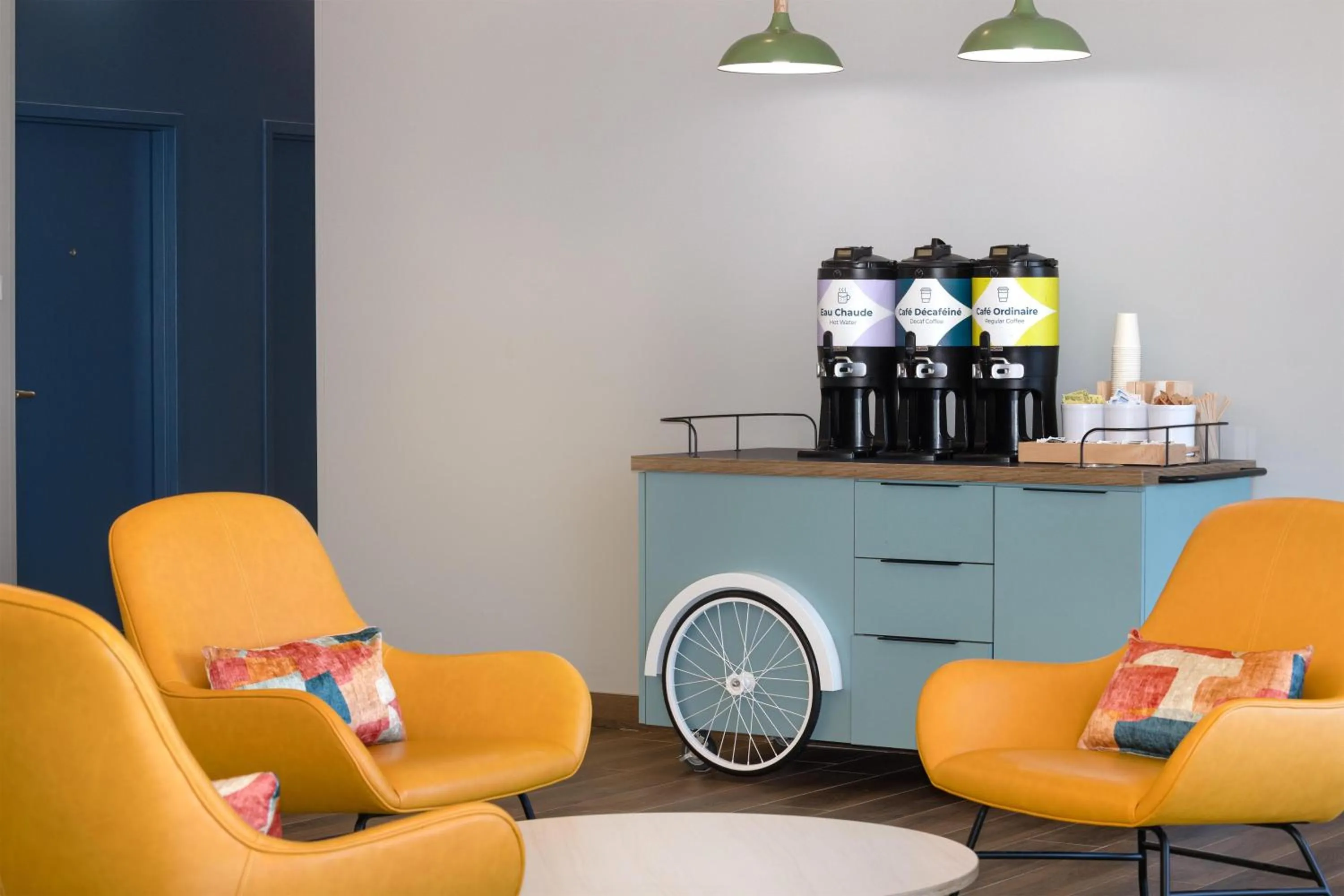 Dining area in Spark By Hilton Montreal Midtown