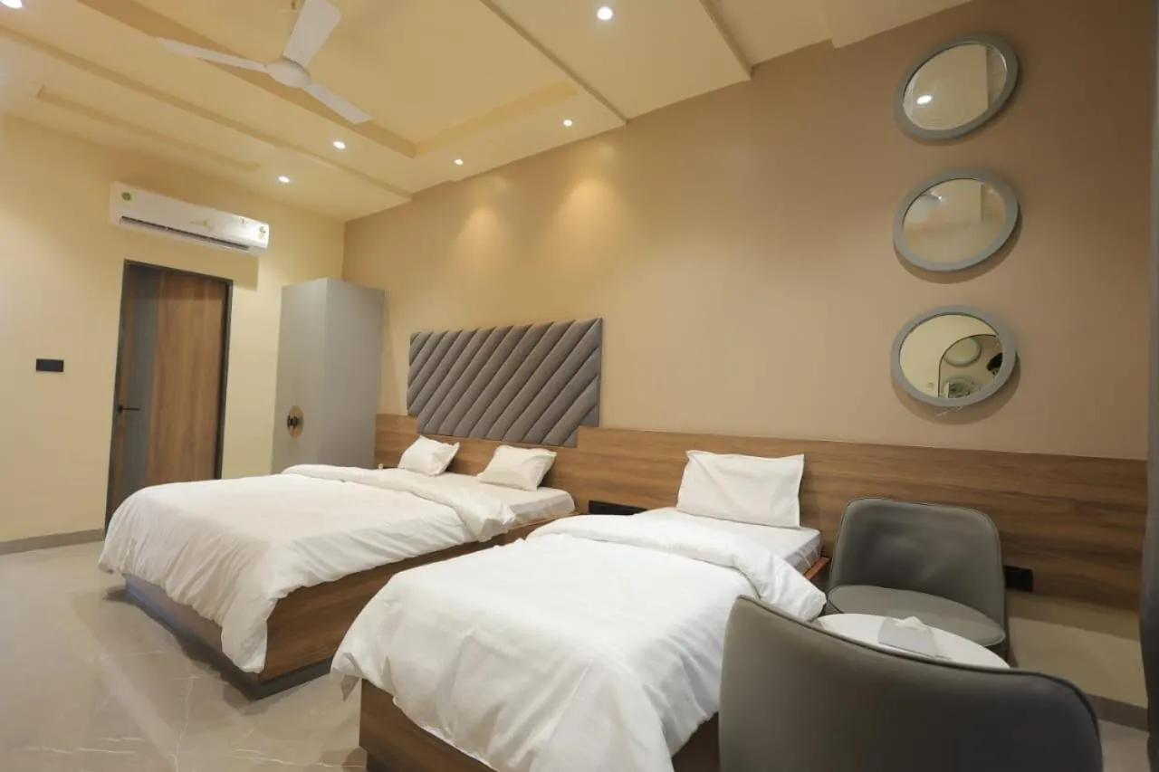 Photo of the whole room, Bed in Hotel Black Harbour
