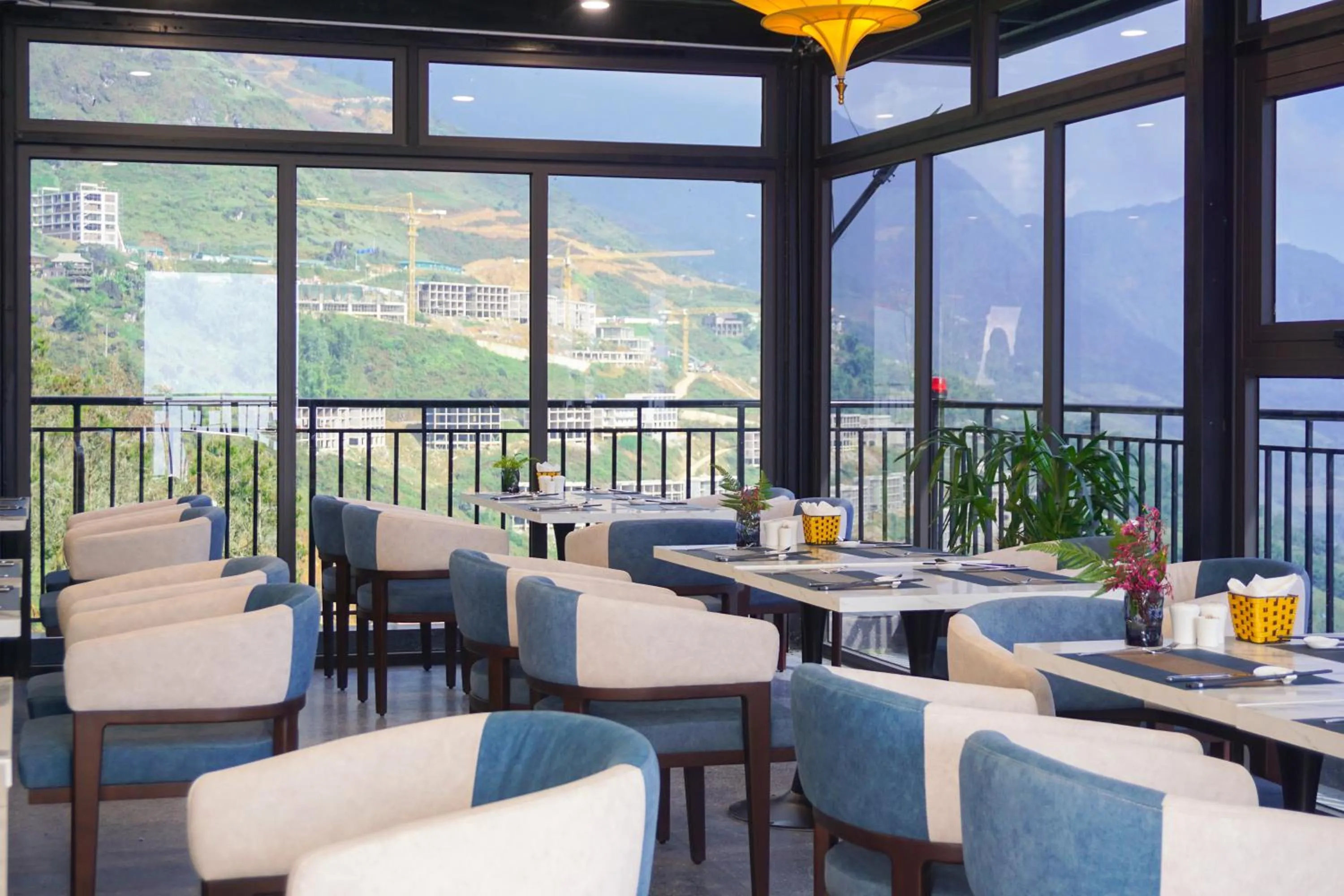 Restaurant/places to eat in DeLaMont Sapa Hotel - Hill Serenity Retreat