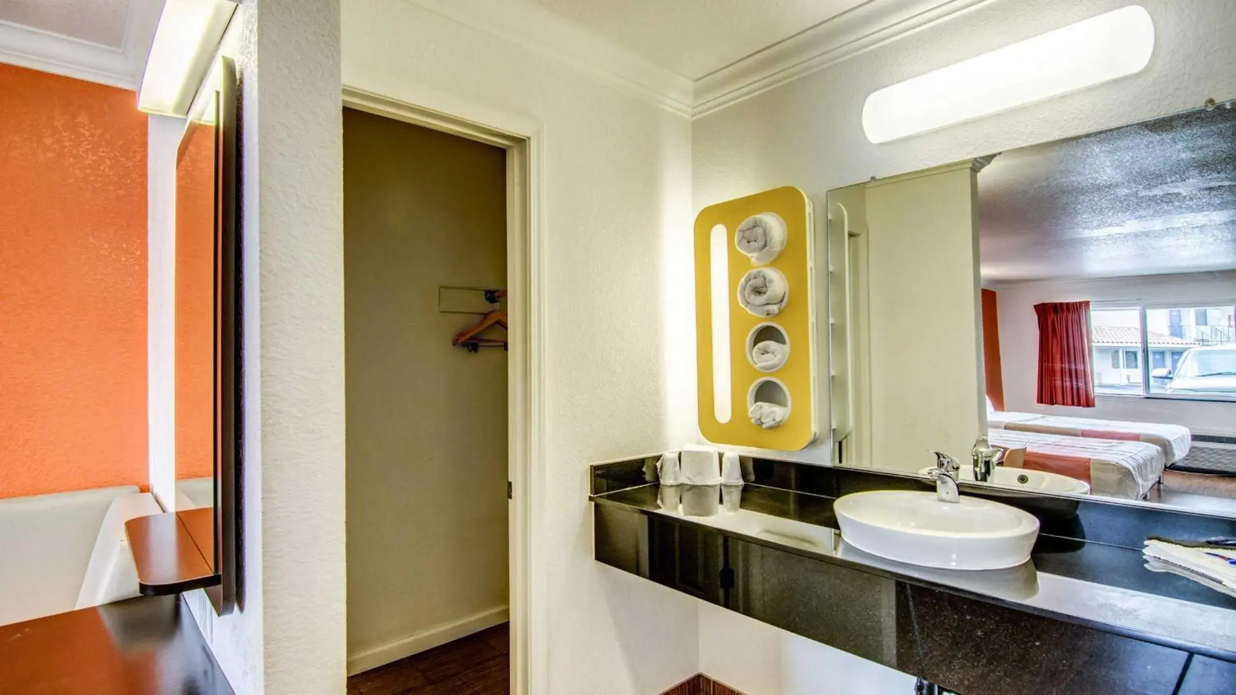 Deluxe King Room - single occupancy in Motel 6 Manteca CA Deluxe King Room - single occupancy in Motel 6 Manteca CA