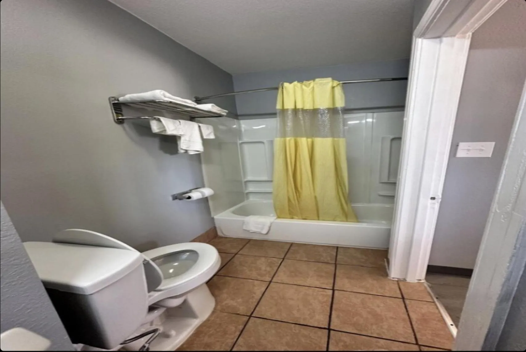 Deluxe Queen Room in Budget Inn