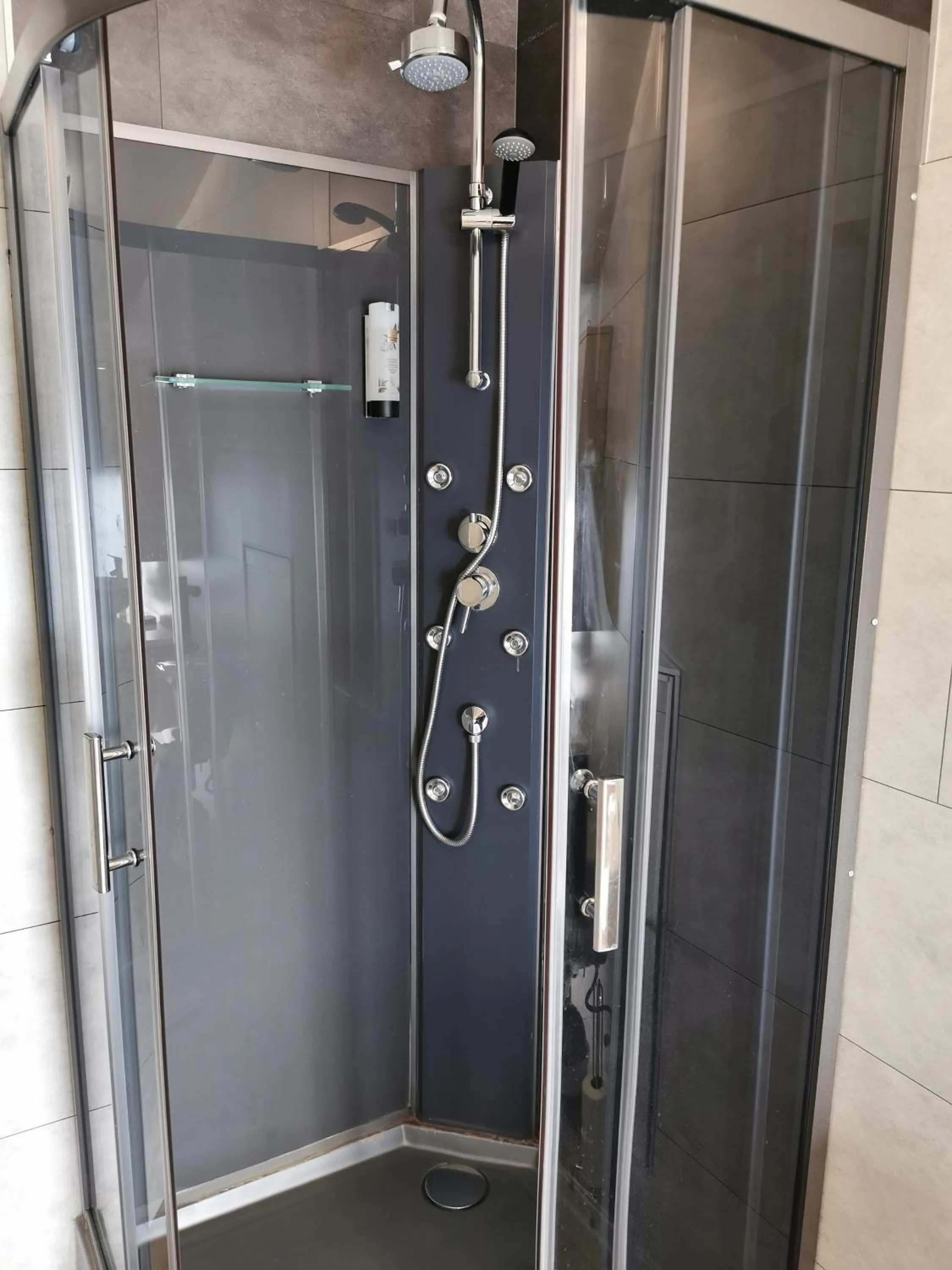 Shower in Hôtel Belair "Ravel Etape"