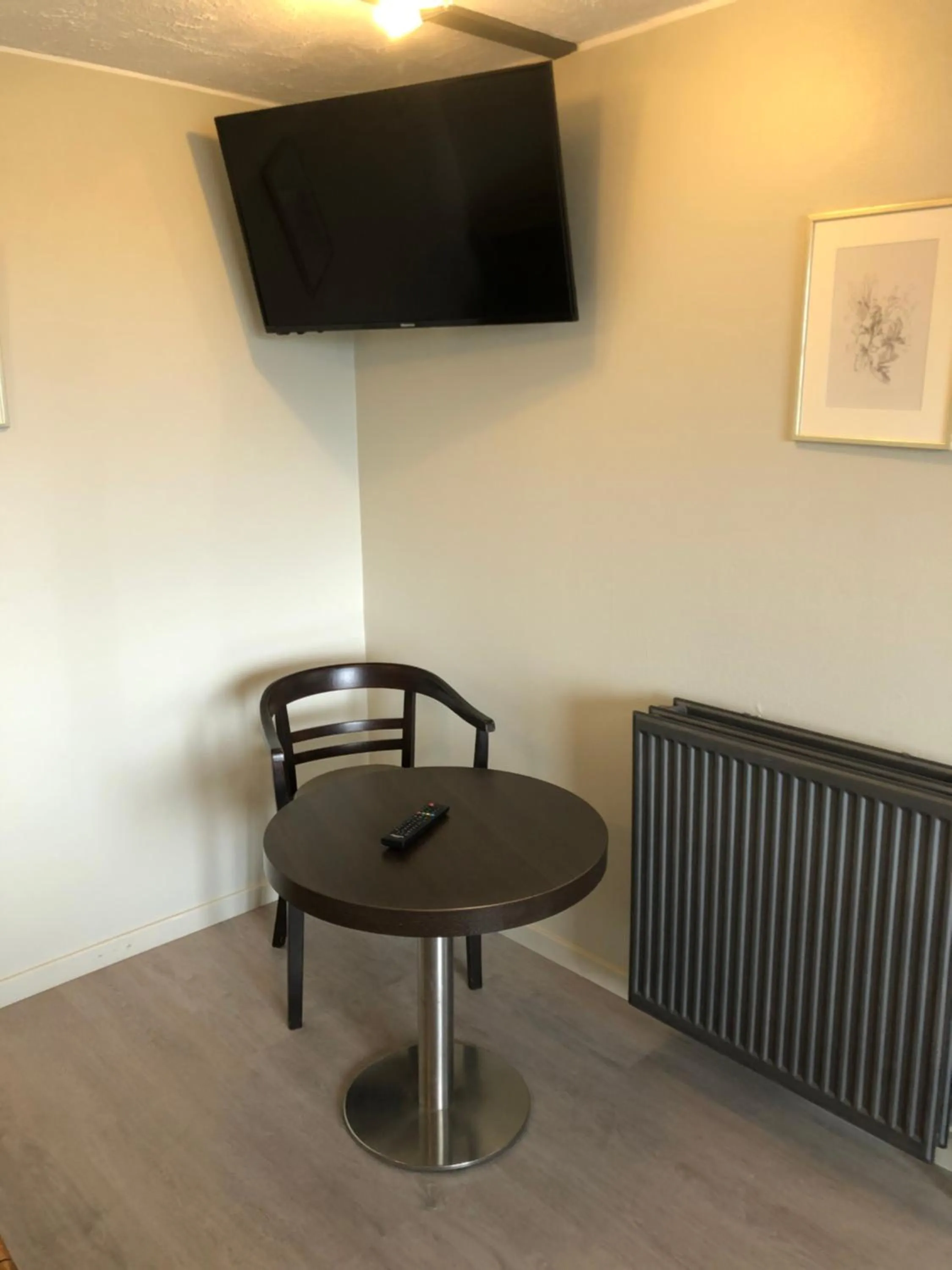 TV and multimedia in Hôtel Belair "Ravel Etape"