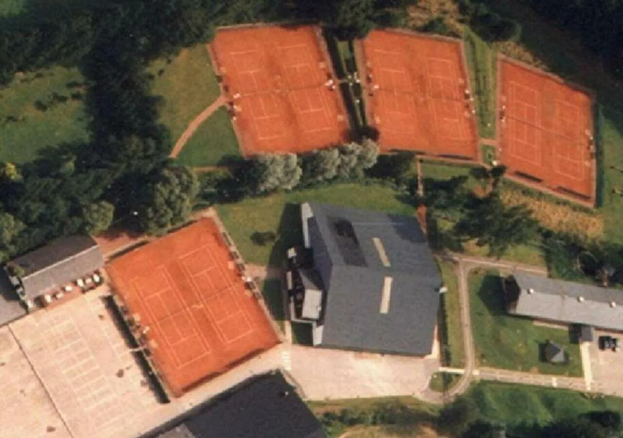 Tennis court in Hôtel Belair "Ravel Etape"