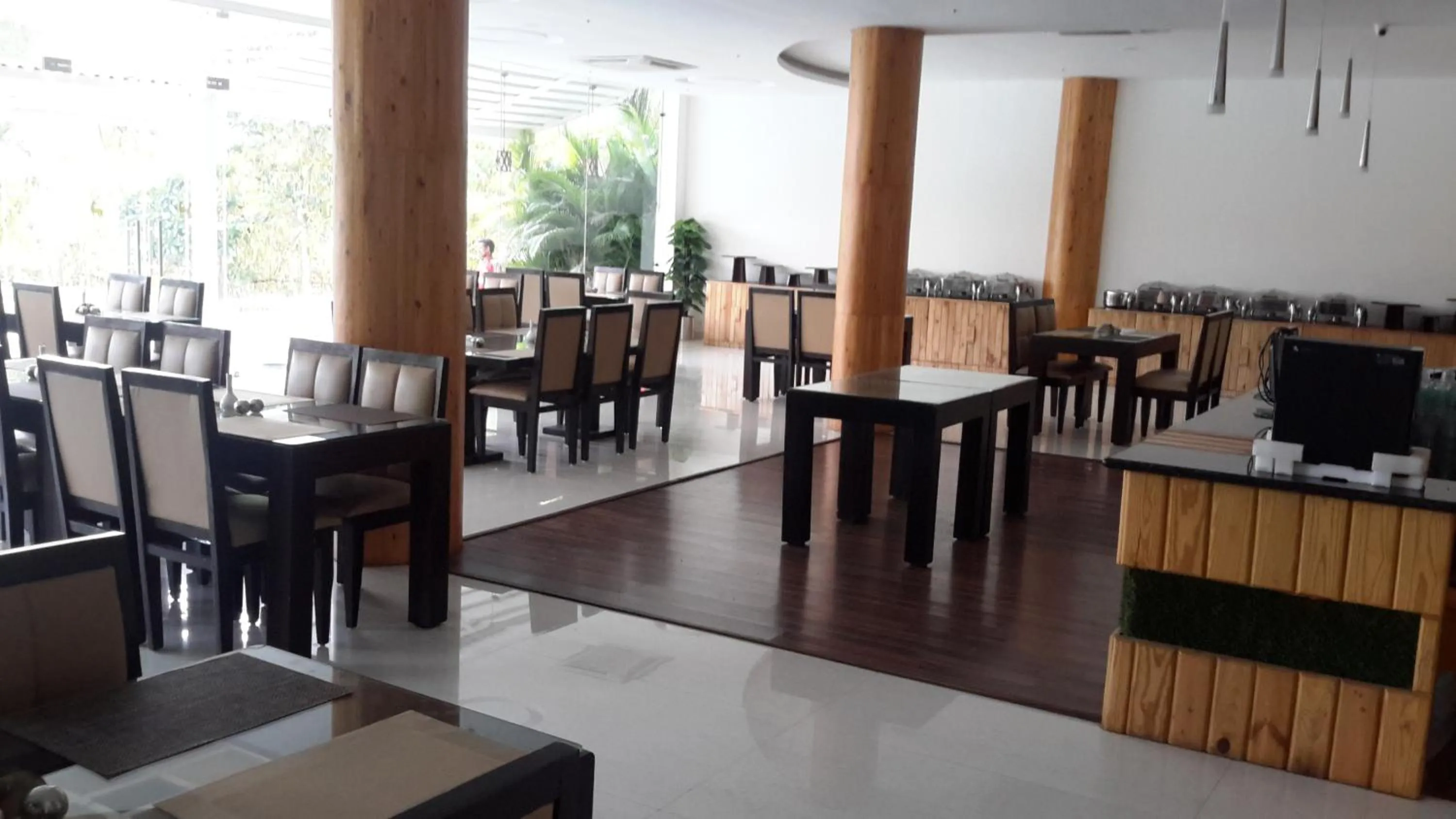 Restaurant/places to eat in Mrugavani Resort & Spa