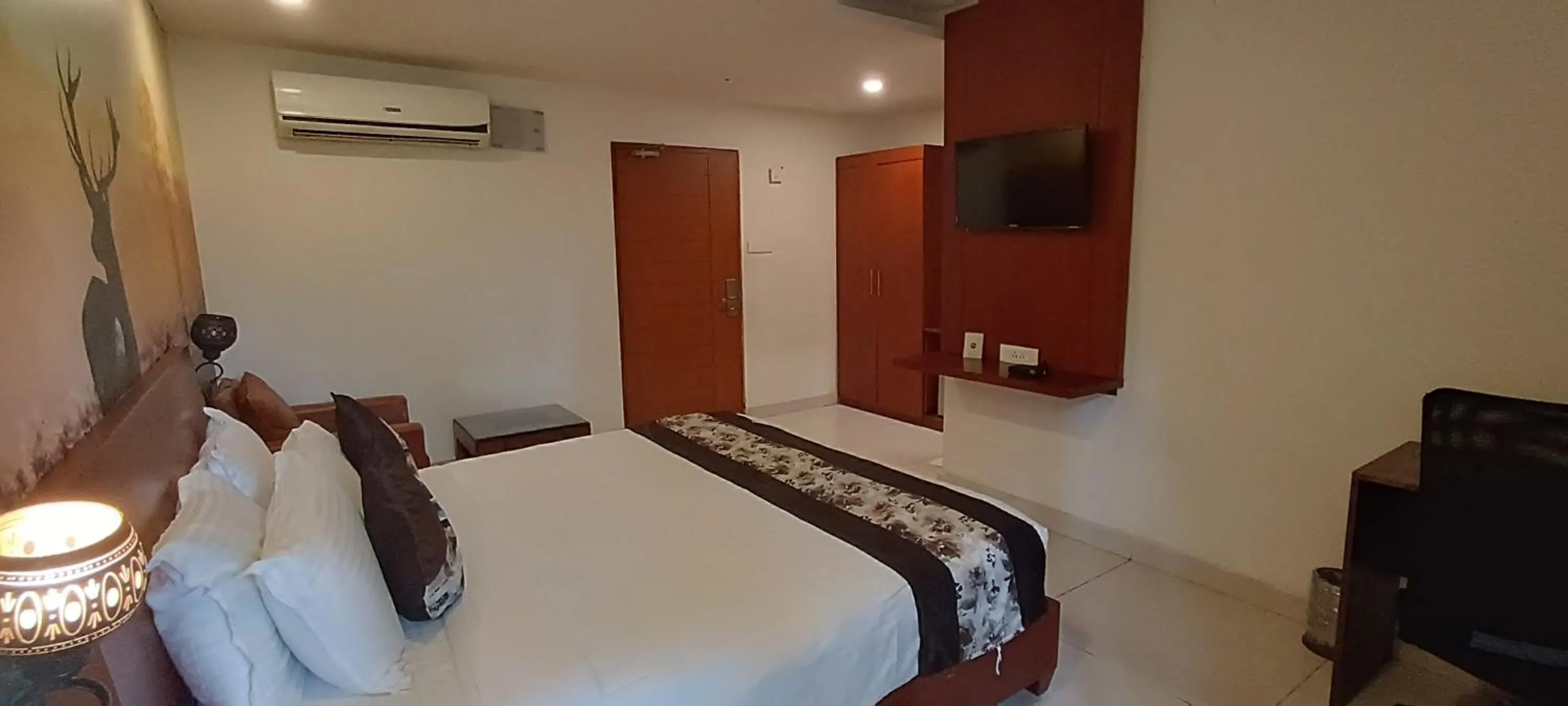 Property building, Bed in Mrugavani Resort & Spa