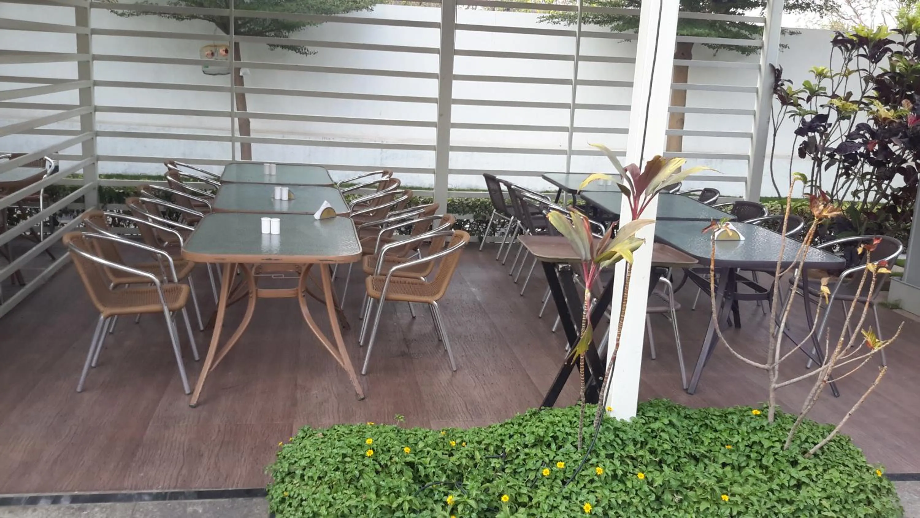 Restaurant/places to eat in Mrugavani Resort & Spa