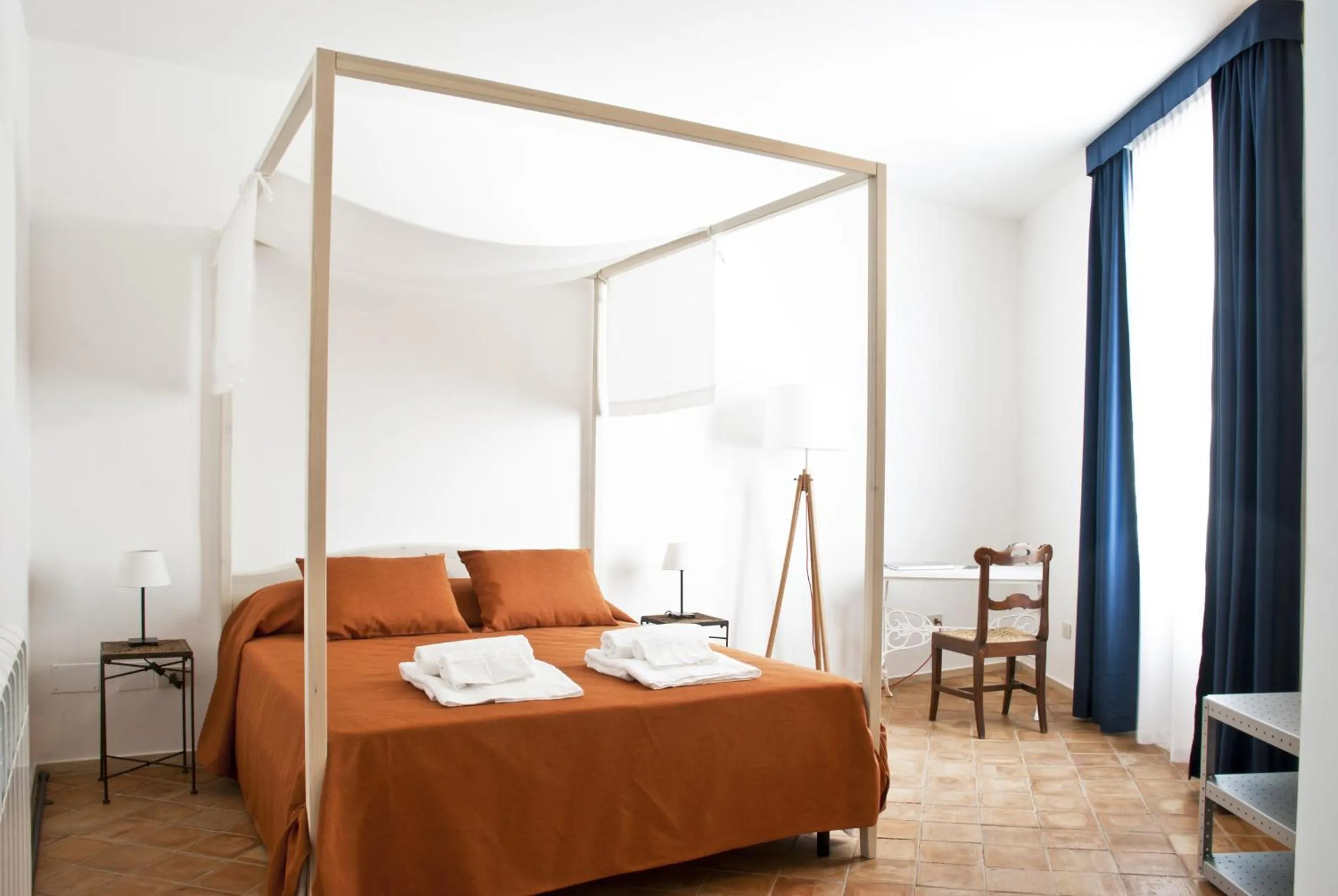 Photo of the whole room, Bed in Nisí