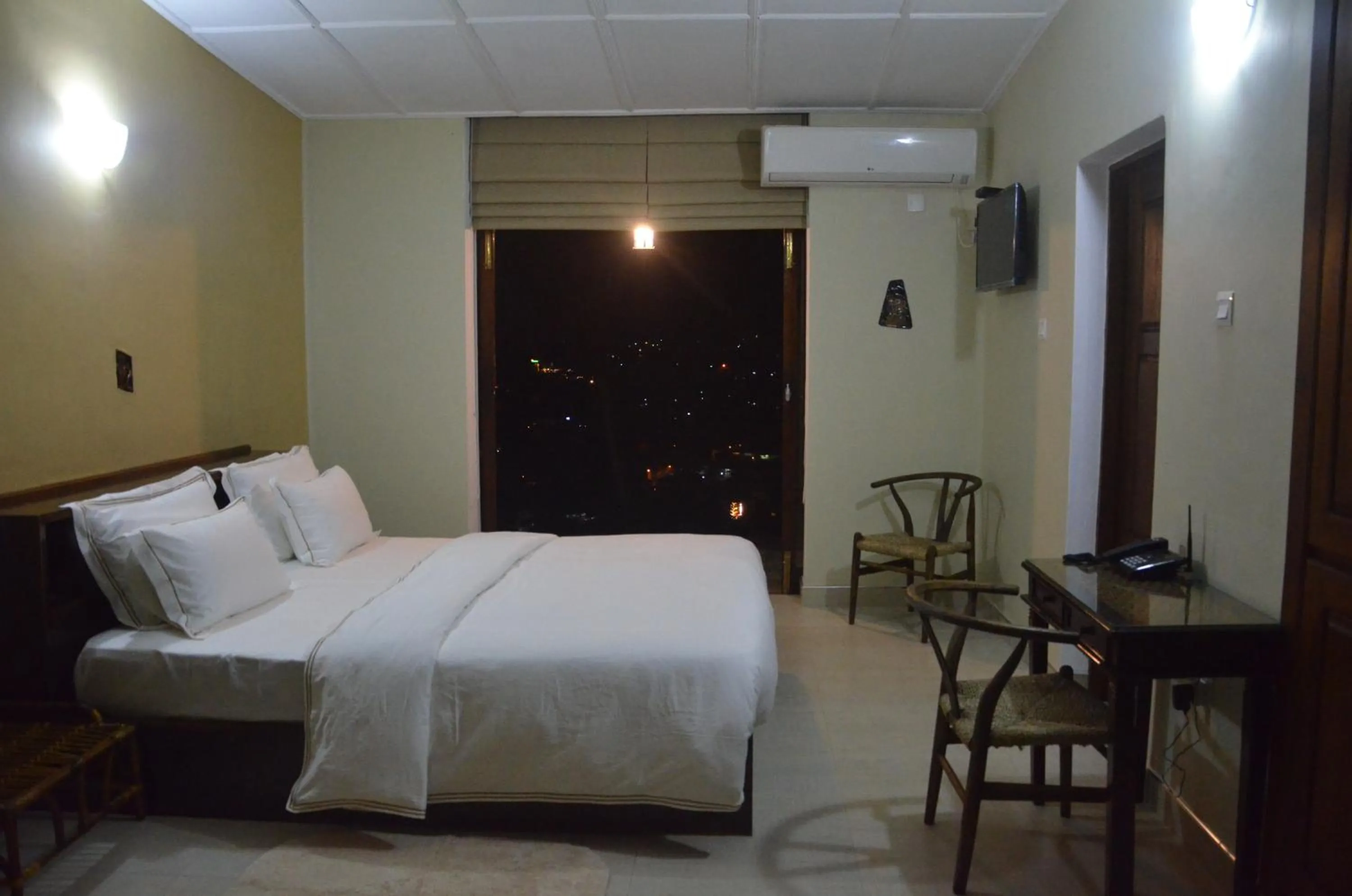 Bed in The Buena Vista Kandy