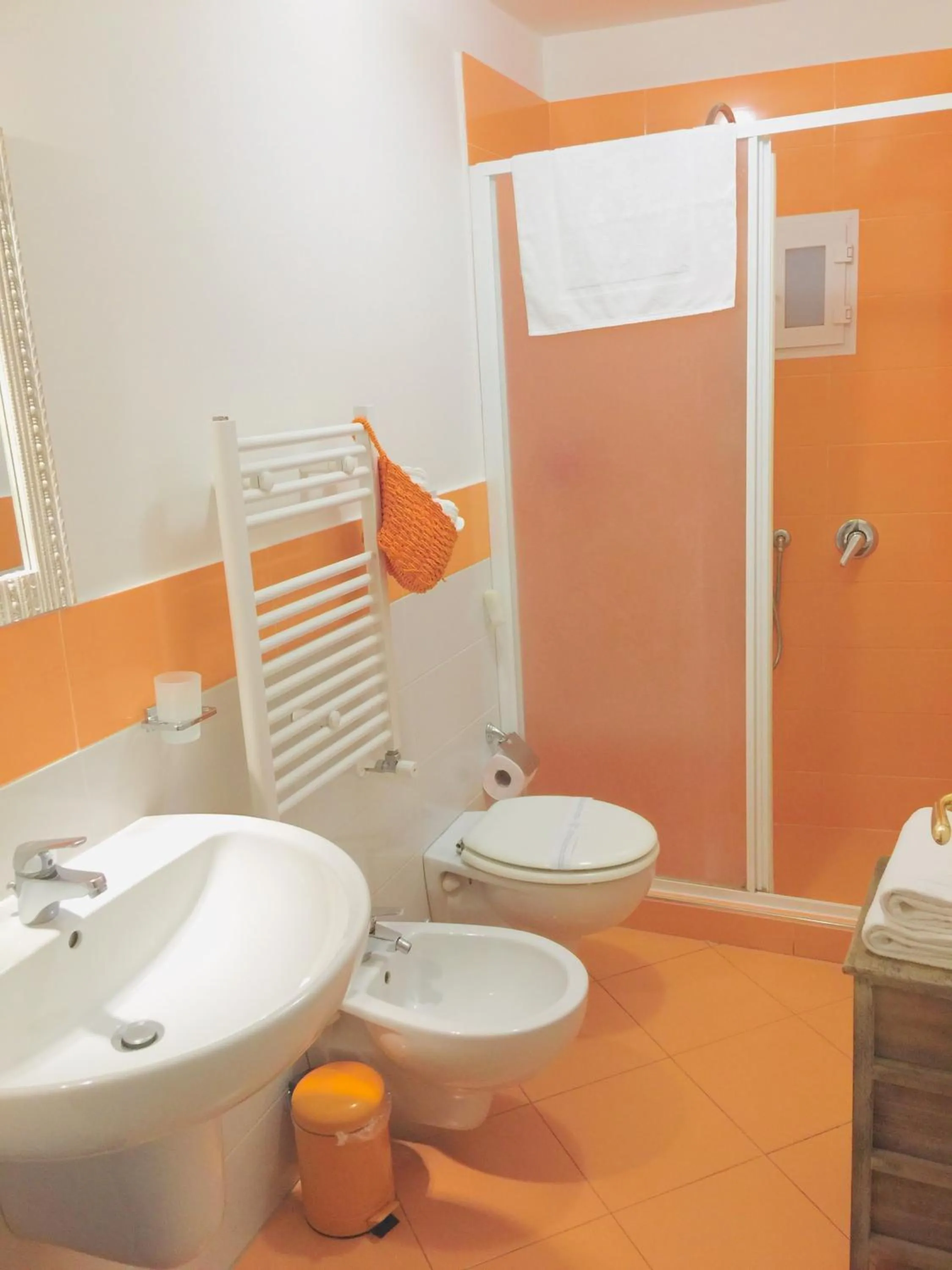 Shower in B&B Neapolis Bellini