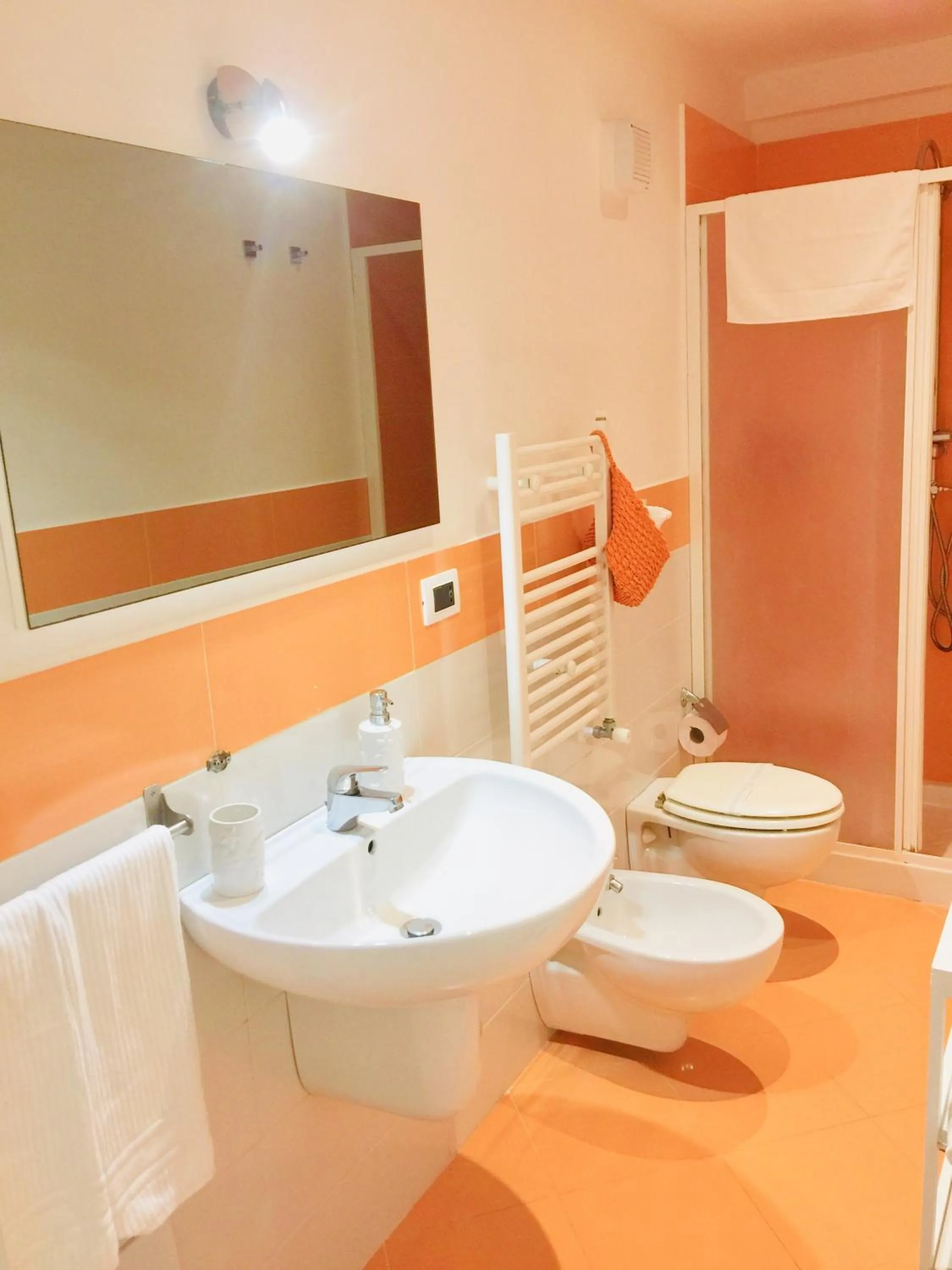 Shower in B&B Neapolis Bellini