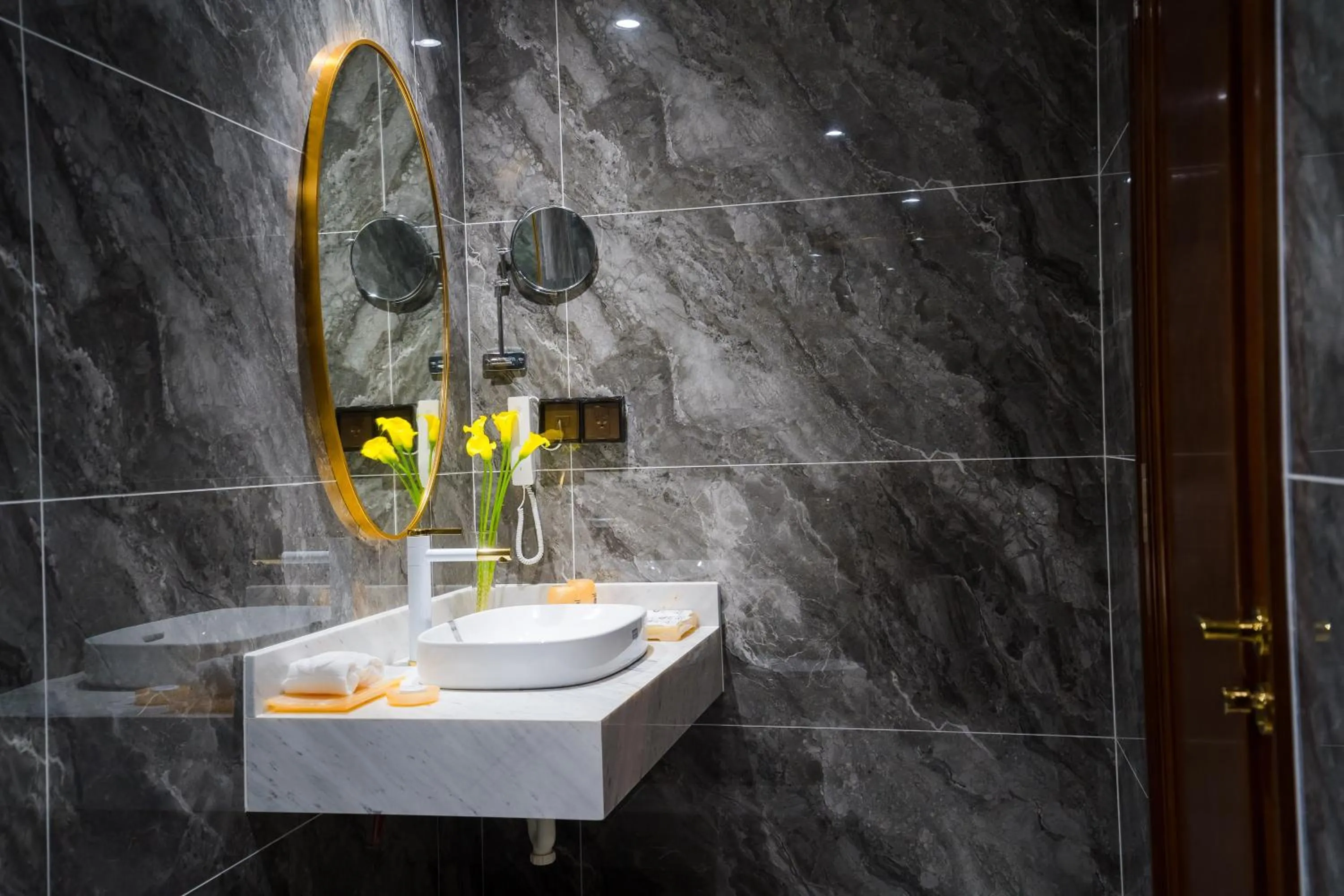 Shower in Sandals Mimosa