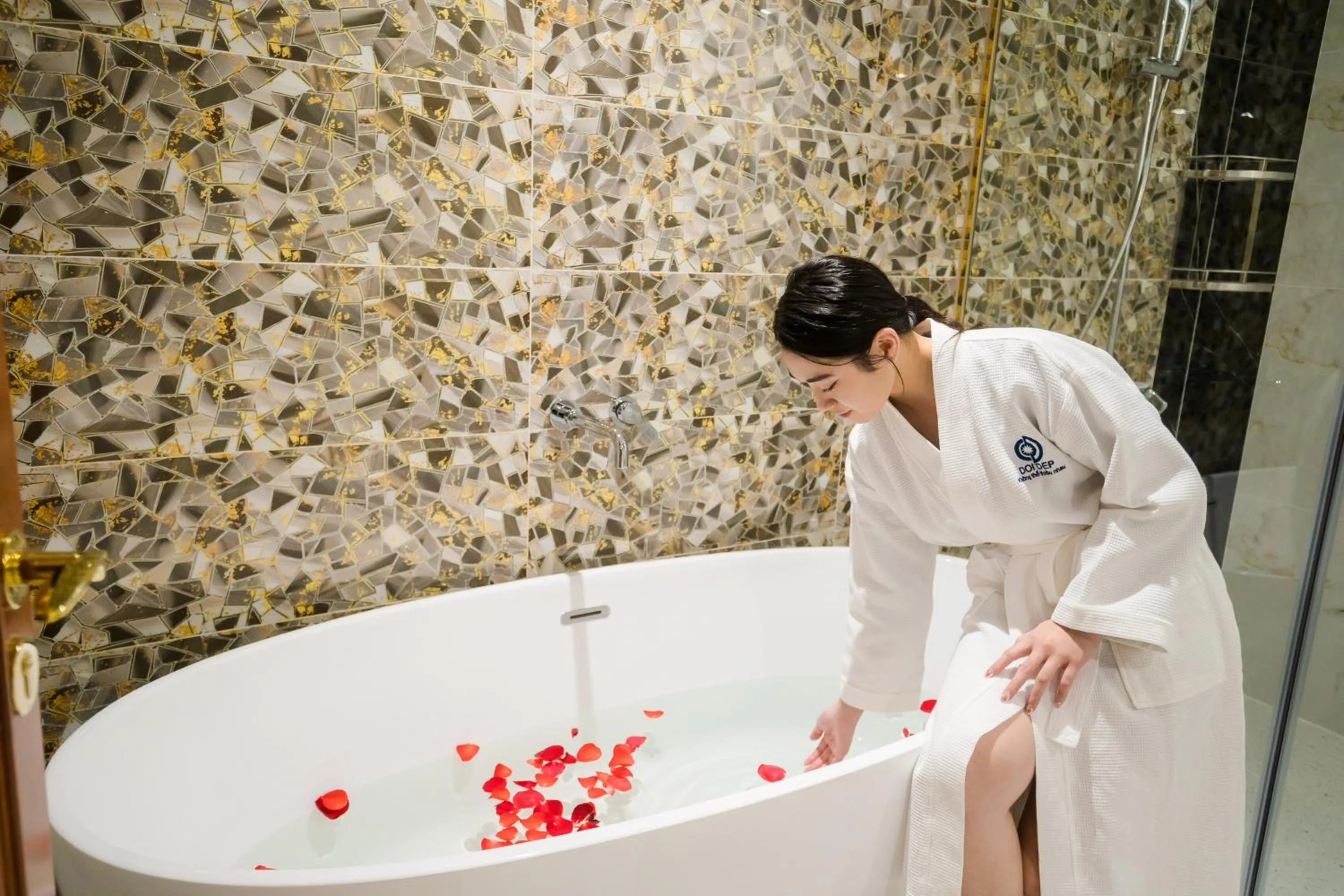 Shower in Sandals Mimosa