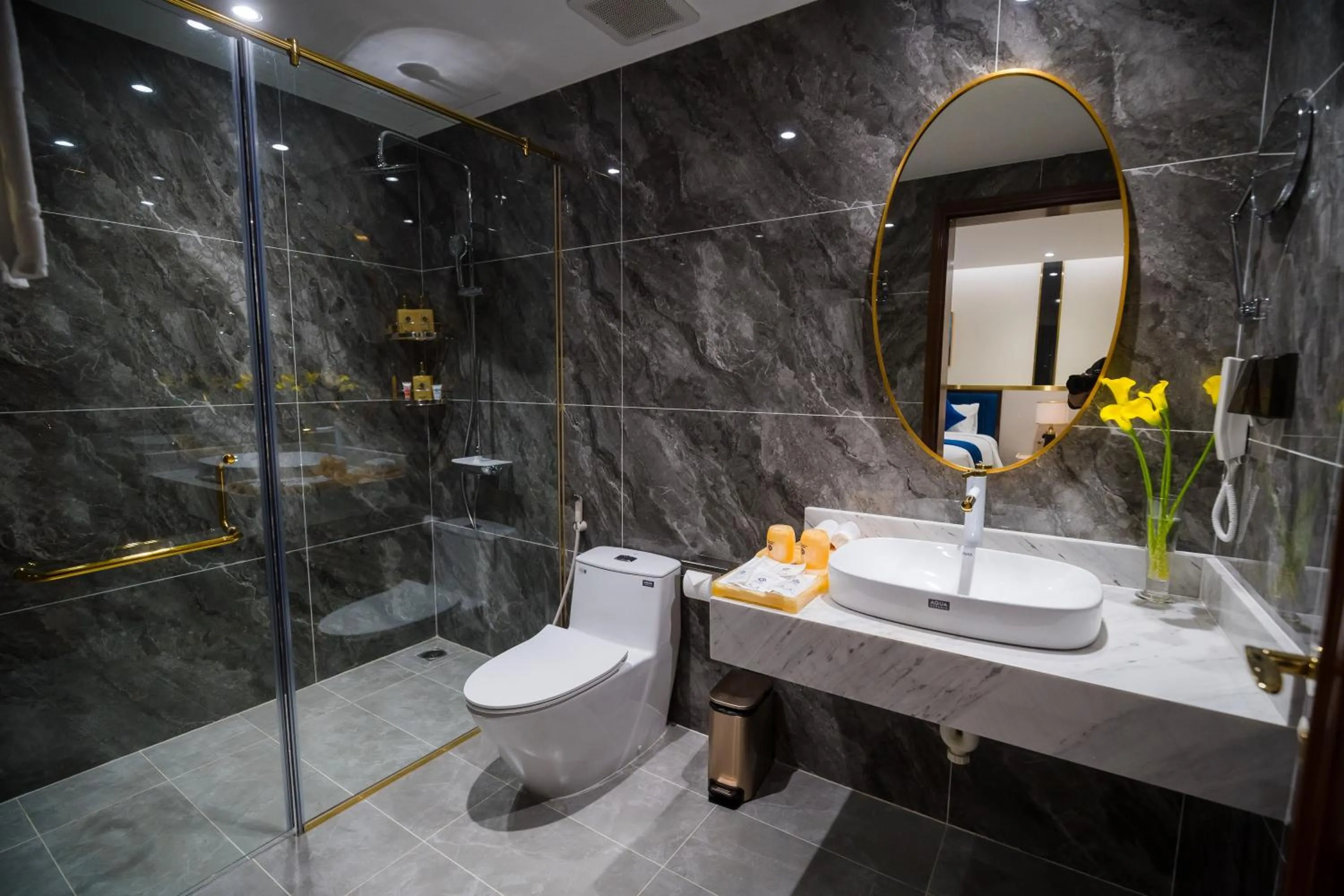 Shower in Sandals Mimosa