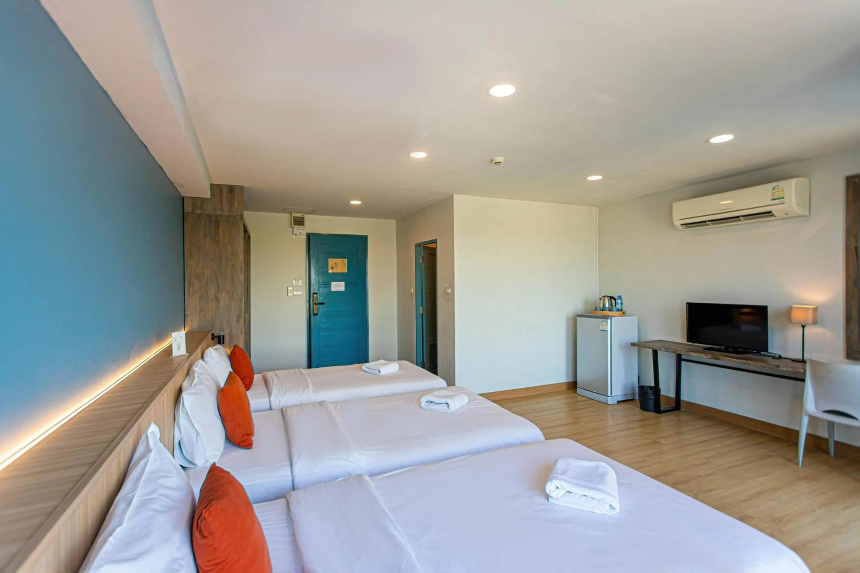 Photo of the whole room, Bed in Suntria Hotel Pattaya
