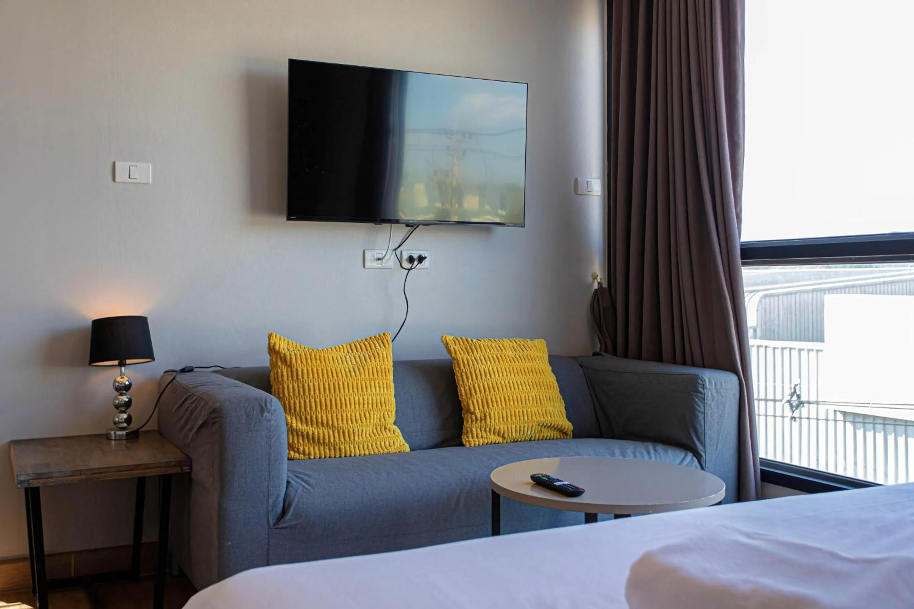 Seating area, Bed in Suntria Hotel Pattaya