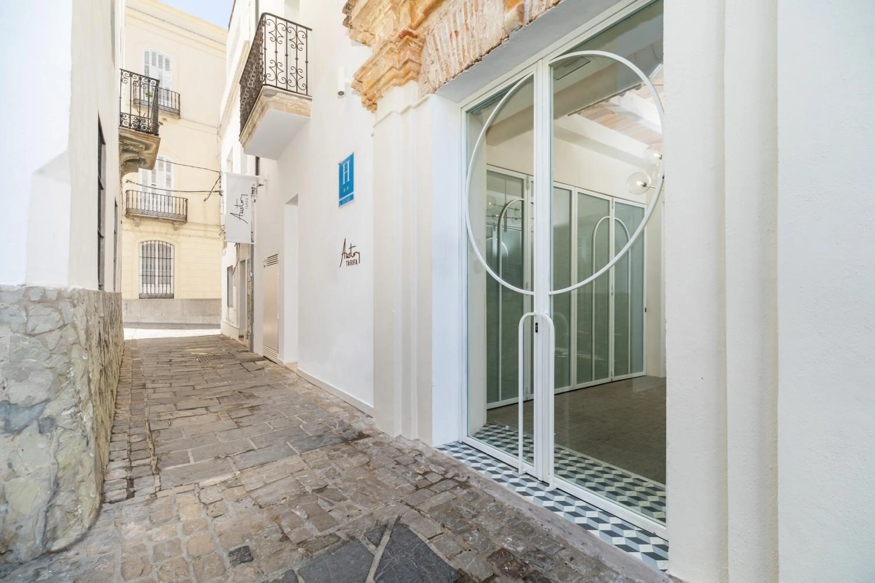 Facade/entrance in Aristoy - by Grupo Tribu