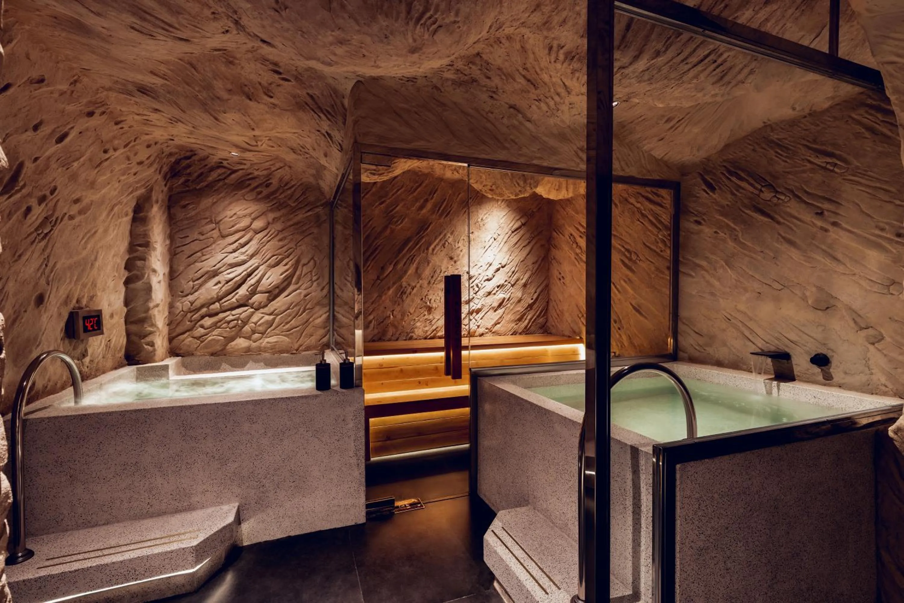 Hot Spring Bath, Bed in Kin Hotel Onsen Edition